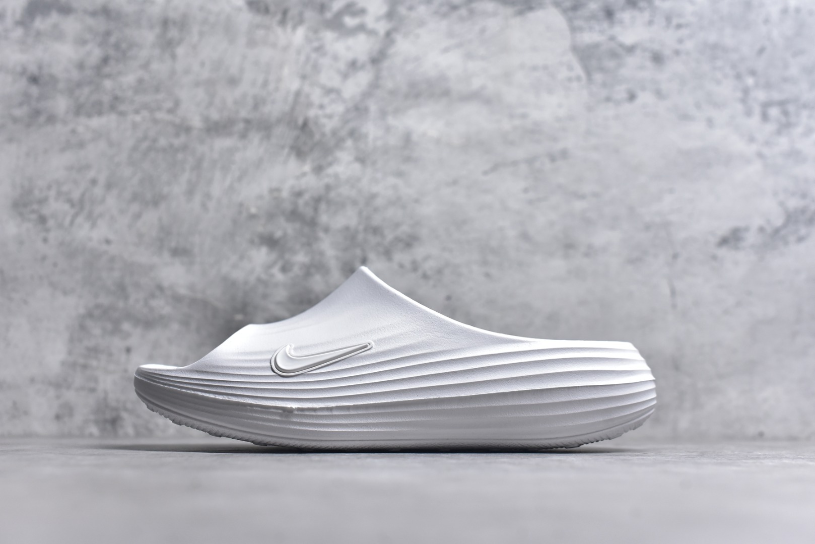 #Nike ReactX Rejuven8 Slide 耐克夏日穿搭拖鞋 #采用质感柔软且出众回弹的 ReactX泡绵，缔造非凡舒适的日常穿着体验，助你保持活力。 货号：HV4479-100 尺码：36-45-选品中心