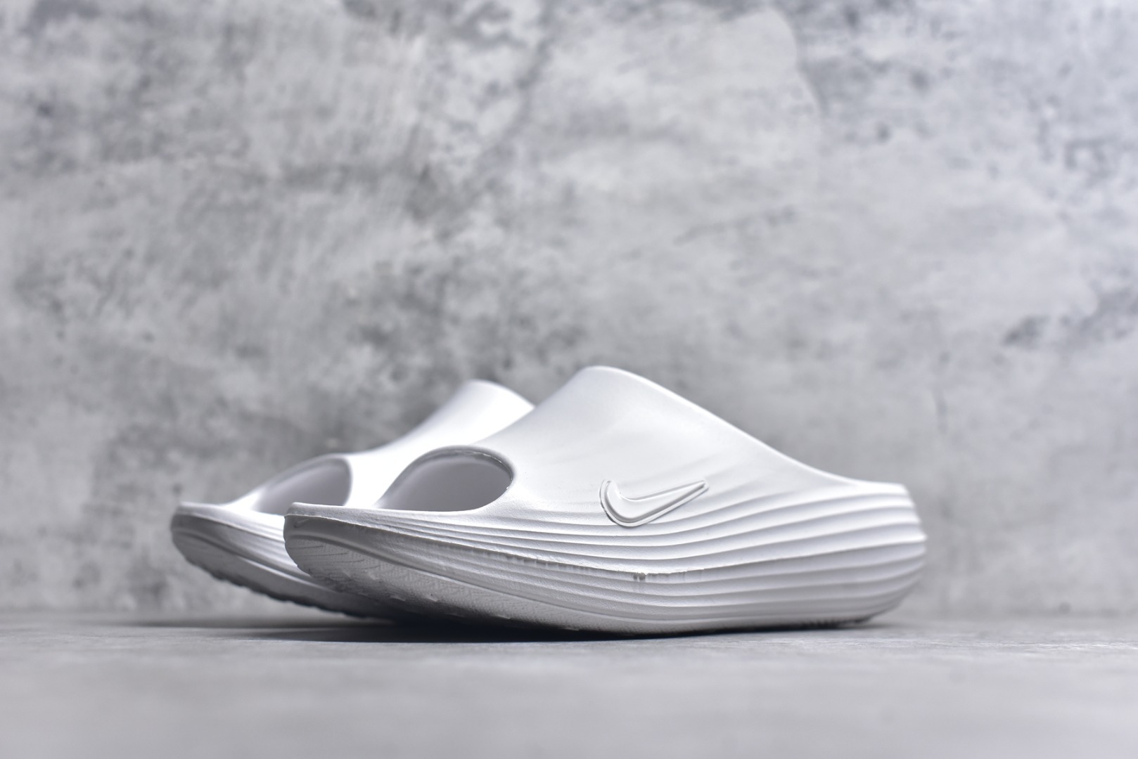 图片[2]-#Nike ReactX Rejuven8 Slide 耐克夏日穿搭拖鞋 #采用质感柔软且出众回弹的 ReactX泡绵，缔造非凡舒适的日常穿着体验，助你保持活力。 货号：HV4479-100 尺码：36-45-选品中心