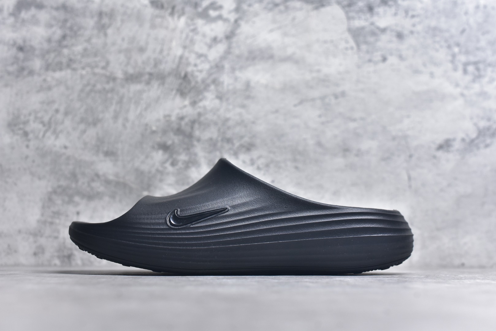 #Nike ReactX Rejuven8 Slide 耐克夏日穿搭拖鞋 #采用质感柔软且出众回弹的 ReactX泡绵，缔造非凡舒适的日常穿着体验，助你保持活力。 货号：HV4479-001 尺码：36-45-选品中心
