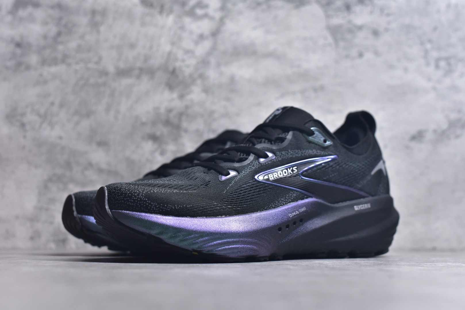 图片[2]-#Brooks Glycerin GTS 22 布鲁克斯舒适百搭宽版防滑耐磨 低帮 休闲马拉松长跑跑步鞋 Brooks 四大跑鞋之一 百年品牌 跑鞋从外形上基本就能判断这是一款速度跑鞋 简洁干练的外形结构和极强的运动流线型看着非常有速度感 上脚的第一感觉是非常轻 美码9码的鞋单只206g不到 从个人偏好来说 200g左右的竞速鞋最具安全感 鞋面采用单层网布 很薄 前掌使用了大量开放式网眼 排气直接快速 透气性上乘 鞋舌也是轻量化设计 仅为一层麂皮 和脚背完美贴合 鞋舌中央有个防偏穿孔 从实际穿着来看 通常鞋舌都是外偏 如果是防偏穿孔位于中心 防偏效果其实并不十分有效 如果采用趋外侧的偏心设计更有效 鞋帮泡棉填充量不大 但非常紧凑 贴合舒适 包裹稳固 内置硬质TPU保证必要的稳定性 跑鞋中底采用的是DNA FLASH科技材料 DNA FLASH中底科技 是Brooks第一款将氮气注入中底的创新科技 主要原理是借助“超临界流体”发泡技术 将液态氮稳定的转化为气态氮 并使其均匀地形成无数紧密贴合的密闭式气囊结构 尺码：36 36.5 37.5 38 38.5 39 40 40.5 41 42 42.5 43 44 44.5 45 46-选品中心