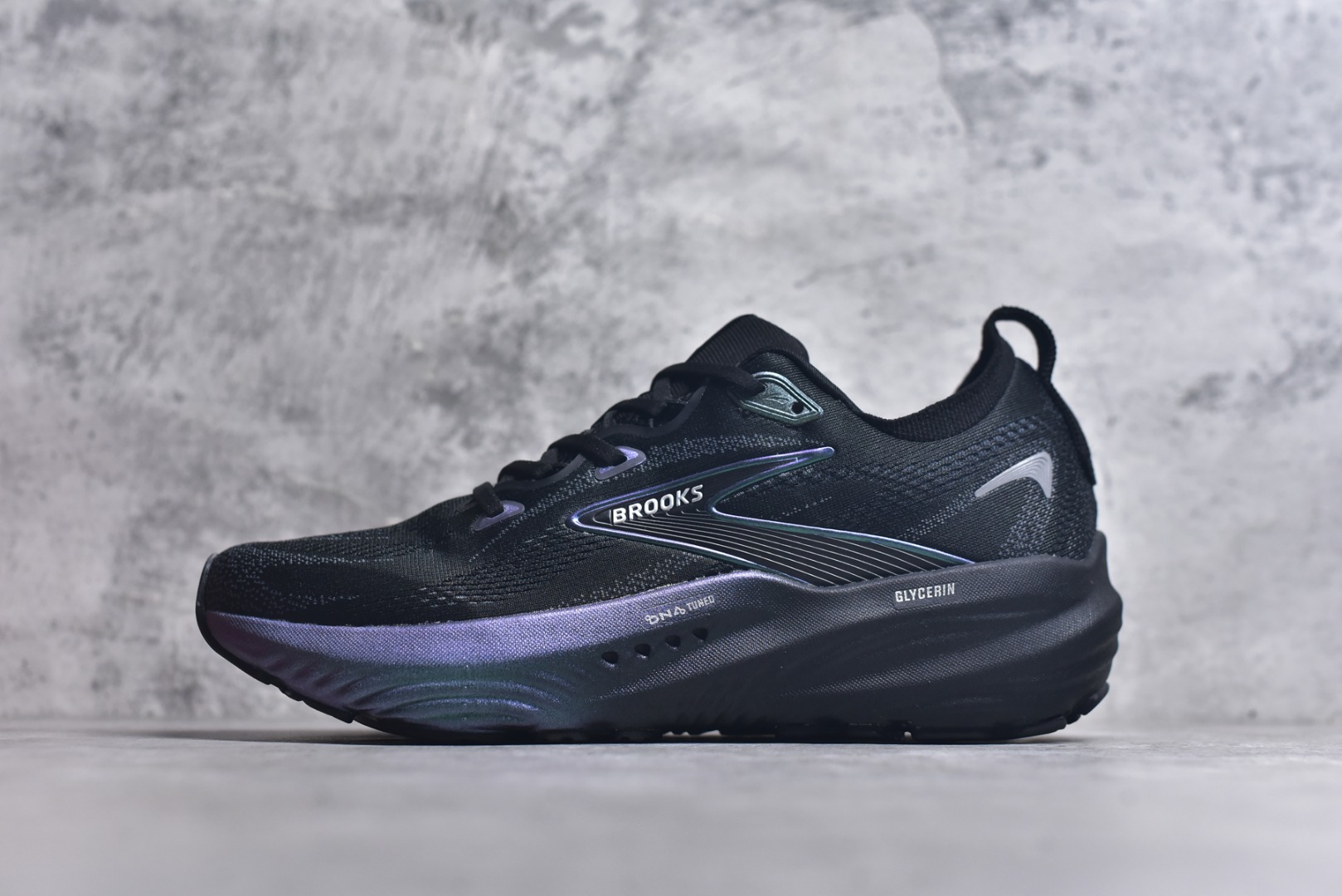 #Brooks Glycerin GTS 22 布鲁克斯舒适百搭宽版防滑耐磨 低帮 休闲马拉松长跑跑步鞋 Brooks 四大跑鞋之一 百年品牌 跑鞋从外形上基本就能判断这是一款速度跑鞋 简洁干练的外形结构和极强的运动流线型看着非常有速度感 上脚的第一感觉是非常轻 美码9码的鞋单只206g不到 从个人偏好来说 200g左右的竞速鞋最具安全感 鞋面采用单层网布 很薄 前掌使用了大量开放式网眼 排气直接快速 透气性上乘 鞋舌也是轻量化设计 仅为一层麂皮 和脚背完美贴合 鞋舌中央有个防偏穿孔 从实际穿着来看 通常鞋舌都是外偏 如果是防偏穿孔位于中心 防偏效果其实并不十分有效 如果采用趋外侧的偏心设计更有效 鞋帮泡棉填充量不大 但非常紧凑 贴合舒适 包裹稳固 内置硬质TPU保证必要的稳定性 跑鞋中底采用的是DNA FLASH科技材料 DNA FLASH中底科技 是Brooks第一款将氮气注入中底的创新科技 主要原理是借助“超临界流体”发泡技术 将液态氮稳定的转化为气态氮 并使其均匀地形成无数紧密贴合的密闭式气囊结构 尺码：36 36.5 37.5 38 38.5 39 40 40.5 41 42 42.5 43 44 44.5 45 46-选品中心