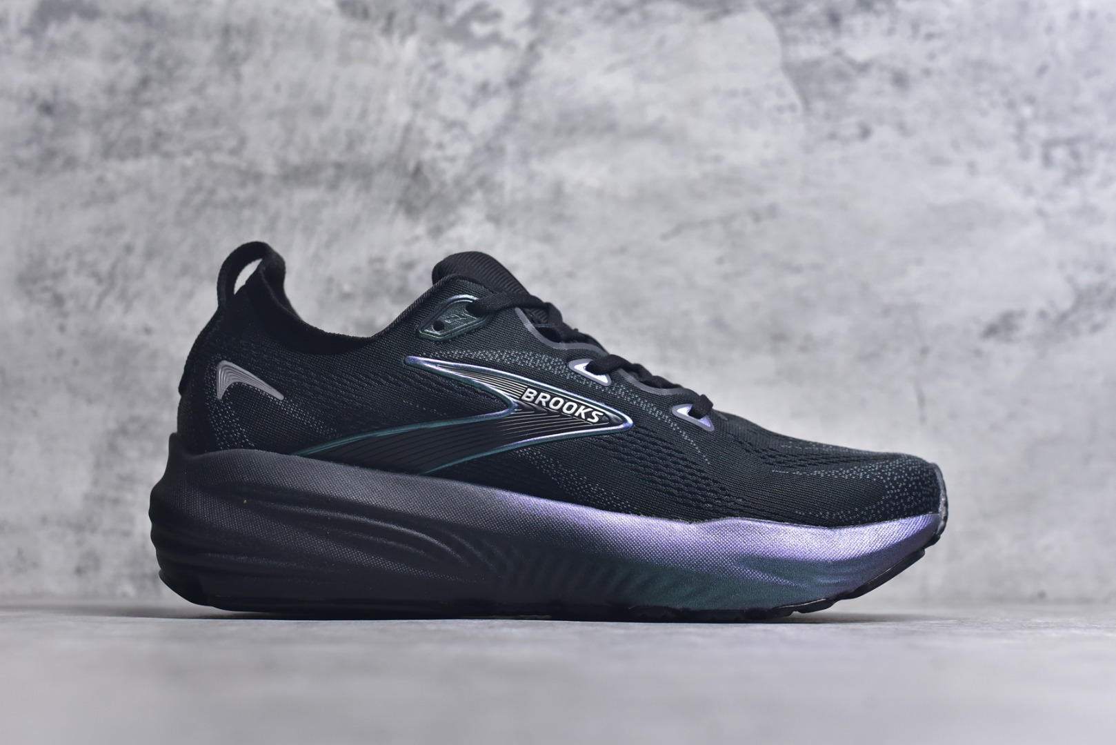 图片[3]-#Brooks Glycerin GTS 22 布鲁克斯舒适百搭宽版防滑耐磨 低帮 休闲马拉松长跑跑步鞋 Brooks 四大跑鞋之一 百年品牌 跑鞋从外形上基本就能判断这是一款速度跑鞋 简洁干练的外形结构和极强的运动流线型看着非常有速度感 上脚的第一感觉是非常轻 美码9码的鞋单只206g不到 从个人偏好来说 200g左右的竞速鞋最具安全感 鞋面采用单层网布 很薄 前掌使用了大量开放式网眼 排气直接快速 透气性上乘 鞋舌也是轻量化设计 仅为一层麂皮 和脚背完美贴合 鞋舌中央有个防偏穿孔 从实际穿着来看 通常鞋舌都是外偏 如果是防偏穿孔位于中心 防偏效果其实并不十分有效 如果采用趋外侧的偏心设计更有效 鞋帮泡棉填充量不大 但非常紧凑 贴合舒适 包裹稳固 内置硬质TPU保证必要的稳定性 跑鞋中底采用的是DNA FLASH科技材料 DNA FLASH中底科技 是Brooks第一款将氮气注入中底的创新科技 主要原理是借助“超临界流体”发泡技术 将液态氮稳定的转化为气态氮 并使其均匀地形成无数紧密贴合的密闭式气囊结构 尺码：36 36.5 37.5 38 38.5 39 40 40.5 41 42 42.5 43 44 44.5 45 46-选品中心