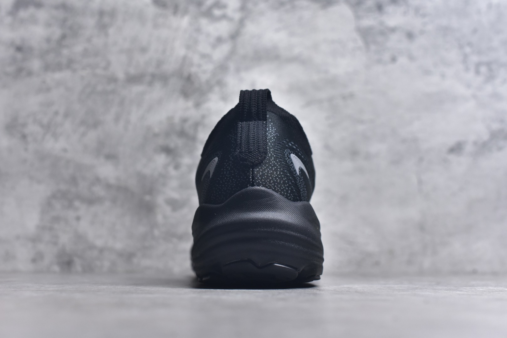 图片[5]-#Brooks Glycerin GTS 22 布鲁克斯舒适百搭宽版防滑耐磨 低帮 休闲马拉松长跑跑步鞋 Brooks 四大跑鞋之一 百年品牌 跑鞋从外形上基本就能判断这是一款速度跑鞋 简洁干练的外形结构和极强的运动流线型看着非常有速度感 上脚的第一感觉是非常轻 美码9码的鞋单只206g不到 从个人偏好来说 200g左右的竞速鞋最具安全感 鞋面采用单层网布 很薄 前掌使用了大量开放式网眼 排气直接快速 透气性上乘 鞋舌也是轻量化设计 仅为一层麂皮 和脚背完美贴合 鞋舌中央有个防偏穿孔 从实际穿着来看 通常鞋舌都是外偏 如果是防偏穿孔位于中心 防偏效果其实并不十分有效 如果采用趋外侧的偏心设计更有效 鞋帮泡棉填充量不大 但非常紧凑 贴合舒适 包裹稳固 内置硬质TPU保证必要的稳定性 跑鞋中底采用的是DNA FLASH科技材料 DNA FLASH中底科技 是Brooks第一款将氮气注入中底的创新科技 主要原理是借助“超临界流体”发泡技术 将液态氮稳定的转化为气态氮 并使其均匀地形成无数紧密贴合的密闭式气囊结构 尺码：36 36.5 37.5 38 38.5 39 40 40.5 41 42 42.5 43 44 44.5 45 46-选品中心