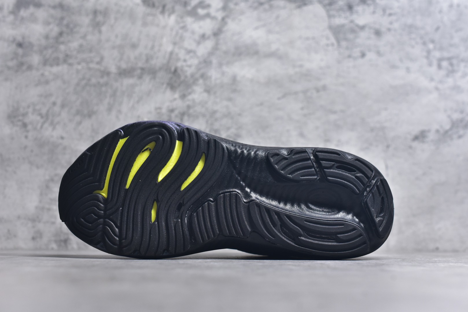 图片[6]-#Brooks Glycerin GTS 22 布鲁克斯舒适百搭宽版防滑耐磨 低帮 休闲马拉松长跑跑步鞋 Brooks 四大跑鞋之一 百年品牌 跑鞋从外形上基本就能判断这是一款速度跑鞋 简洁干练的外形结构和极强的运动流线型看着非常有速度感 上脚的第一感觉是非常轻 美码9码的鞋单只206g不到 从个人偏好来说 200g左右的竞速鞋最具安全感 鞋面采用单层网布 很薄 前掌使用了大量开放式网眼 排气直接快速 透气性上乘 鞋舌也是轻量化设计 仅为一层麂皮 和脚背完美贴合 鞋舌中央有个防偏穿孔 从实际穿着来看 通常鞋舌都是外偏 如果是防偏穿孔位于中心 防偏效果其实并不十分有效 如果采用趋外侧的偏心设计更有效 鞋帮泡棉填充量不大 但非常紧凑 贴合舒适 包裹稳固 内置硬质TPU保证必要的稳定性 跑鞋中底采用的是DNA FLASH科技材料 DNA FLASH中底科技 是Brooks第一款将氮气注入中底的创新科技 主要原理是借助“超临界流体”发泡技术 将液态氮稳定的转化为气态氮 并使其均匀地形成无数紧密贴合的密闭式气囊结构 尺码：36 36.5 37.5 38 38.5 39 40 40.5 41 42 42.5 43 44 44.5 45 46-选品中心