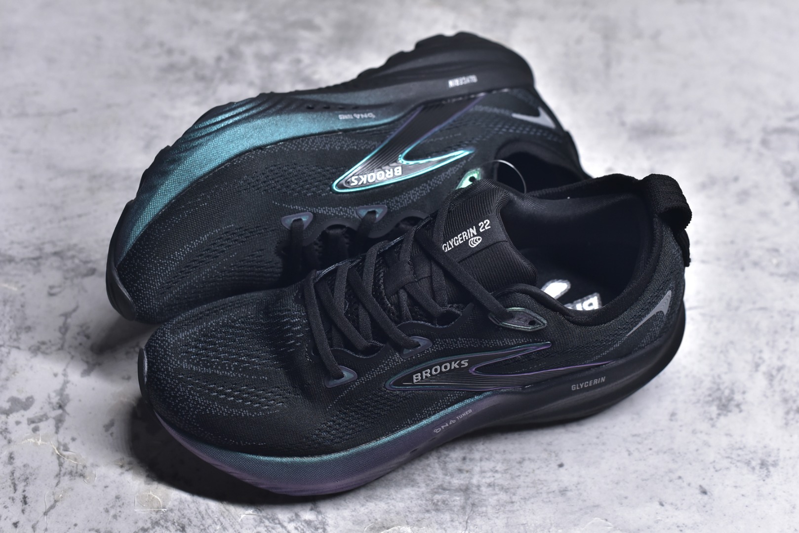 图片[7]-#Brooks Glycerin GTS 22 布鲁克斯舒适百搭宽版防滑耐磨 低帮 休闲马拉松长跑跑步鞋 Brooks 四大跑鞋之一 百年品牌 跑鞋从外形上基本就能判断这是一款速度跑鞋 简洁干练的外形结构和极强的运动流线型看着非常有速度感 上脚的第一感觉是非常轻 美码9码的鞋单只206g不到 从个人偏好来说 200g左右的竞速鞋最具安全感 鞋面采用单层网布 很薄 前掌使用了大量开放式网眼 排气直接快速 透气性上乘 鞋舌也是轻量化设计 仅为一层麂皮 和脚背完美贴合 鞋舌中央有个防偏穿孔 从实际穿着来看 通常鞋舌都是外偏 如果是防偏穿孔位于中心 防偏效果其实并不十分有效 如果采用趋外侧的偏心设计更有效 鞋帮泡棉填充量不大 但非常紧凑 贴合舒适 包裹稳固 内置硬质TPU保证必要的稳定性 跑鞋中底采用的是DNA FLASH科技材料 DNA FLASH中底科技 是Brooks第一款将氮气注入中底的创新科技 主要原理是借助“超临界流体”发泡技术 将液态氮稳定的转化为气态氮 并使其均匀地形成无数紧密贴合的密闭式气囊结构 尺码：36 36.5 37.5 38 38.5 39 40 40.5 41 42 42.5 43 44 44.5 45 46-选品中心