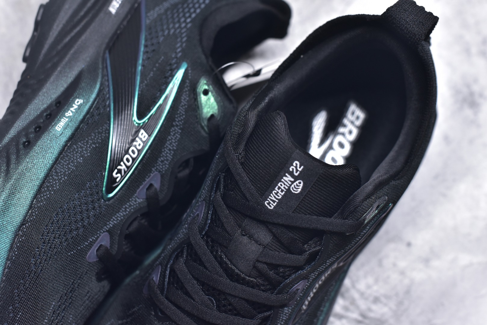 图片[9]-#Brooks Glycerin GTS 22 布鲁克斯舒适百搭宽版防滑耐磨 低帮 休闲马拉松长跑跑步鞋 Brooks 四大跑鞋之一 百年品牌 跑鞋从外形上基本就能判断这是一款速度跑鞋 简洁干练的外形结构和极强的运动流线型看着非常有速度感 上脚的第一感觉是非常轻 美码9码的鞋单只206g不到 从个人偏好来说 200g左右的竞速鞋最具安全感 鞋面采用单层网布 很薄 前掌使用了大量开放式网眼 排气直接快速 透气性上乘 鞋舌也是轻量化设计 仅为一层麂皮 和脚背完美贴合 鞋舌中央有个防偏穿孔 从实际穿着来看 通常鞋舌都是外偏 如果是防偏穿孔位于中心 防偏效果其实并不十分有效 如果采用趋外侧的偏心设计更有效 鞋帮泡棉填充量不大 但非常紧凑 贴合舒适 包裹稳固 内置硬质TPU保证必要的稳定性 跑鞋中底采用的是DNA FLASH科技材料 DNA FLASH中底科技 是Brooks第一款将氮气注入中底的创新科技 主要原理是借助“超临界流体”发泡技术 将液态氮稳定的转化为气态氮 并使其均匀地形成无数紧密贴合的密闭式气囊结构 尺码：36 36.5 37.5 38 38.5 39 40 40.5 41 42 42.5 43 44 44.5 45 46-选品中心