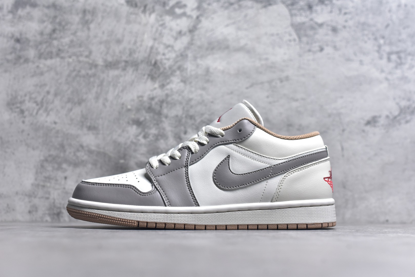 #Air Jordan AJ1 Low 低帮 米灰 553558-169 全新流水线出品 DT版本唯一平替选择 市场第二梯队最强版 全部原鞋开发 原楦原纸板开发 全鞋电脑针车 原厂内置全掌气垫 原盒内在原标 唯一Zp原版鞋带绑法 免检产品 全新2022版型 全头层皮料 完美零毛边处理 原厂配置全掌气垫 价格定位良心 几十个配色陆续出货 实拍调校N版已经零色差零失真 百分百还原实物色彩所见即所得 不存在货不对板色差等低级问题 选购参考实物拍摄 不混卖不参货 只用心做好货严格选品 承诺混一赔十 尺码：36 36.5 37.5 38 38.5 39 40 40.5 41 42 42.5 43 44 44.5 45-选品中心