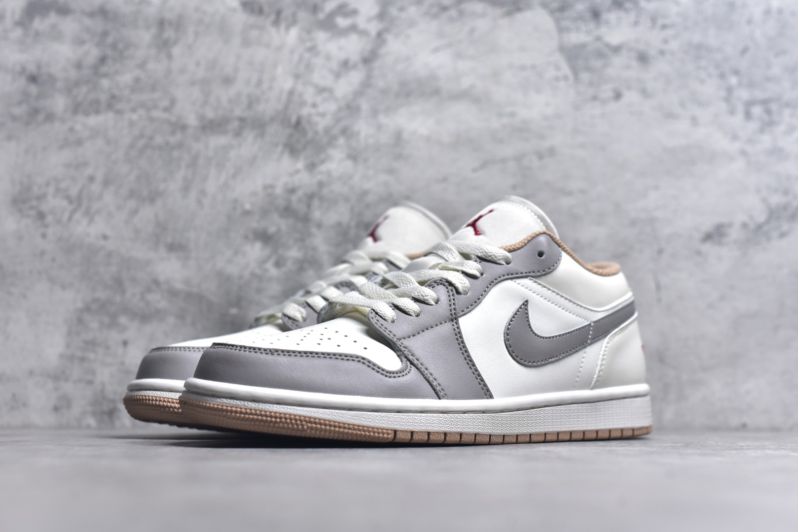 图片[2]-#Air Jordan AJ1 Low 低帮 米灰 553558-169 全新流水线出品 DT版本唯一平替选择 市场第二梯队最强版 全部原鞋开发 原楦原纸板开发 全鞋电脑针车 原厂内置全掌气垫 原盒内在原标 唯一Zp原版鞋带绑法 免检产品 全新2022版型 全头层皮料 完美零毛边处理 原厂配置全掌气垫 价格定位良心 几十个配色陆续出货 实拍调校N版已经零色差零失真 百分百还原实物色彩所见即所得 不存在货不对板色差等低级问题 选购参考实物拍摄 不混卖不参货 只用心做好货严格选品 承诺混一赔十 尺码：36 36.5 37.5 38 38.5 39 40 40.5 41 42 42.5 43 44 44.5 45-选品中心