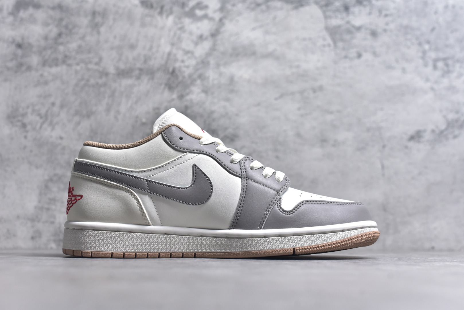 图片[3]-#Air Jordan AJ1 Low 低帮 米灰 553558-169 全新流水线出品 DT版本唯一平替选择 市场第二梯队最强版 全部原鞋开发 原楦原纸板开发 全鞋电脑针车 原厂内置全掌气垫 原盒内在原标 唯一Zp原版鞋带绑法 免检产品 全新2022版型 全头层皮料 完美零毛边处理 原厂配置全掌气垫 价格定位良心 几十个配色陆续出货 实拍调校N版已经零色差零失真 百分百还原实物色彩所见即所得 不存在货不对板色差等低级问题 选购参考实物拍摄 不混卖不参货 只用心做好货严格选品 承诺混一赔十 尺码：36 36.5 37.5 38 38.5 39 40 40.5 41 42 42.5 43 44 44.5 45-选品中心