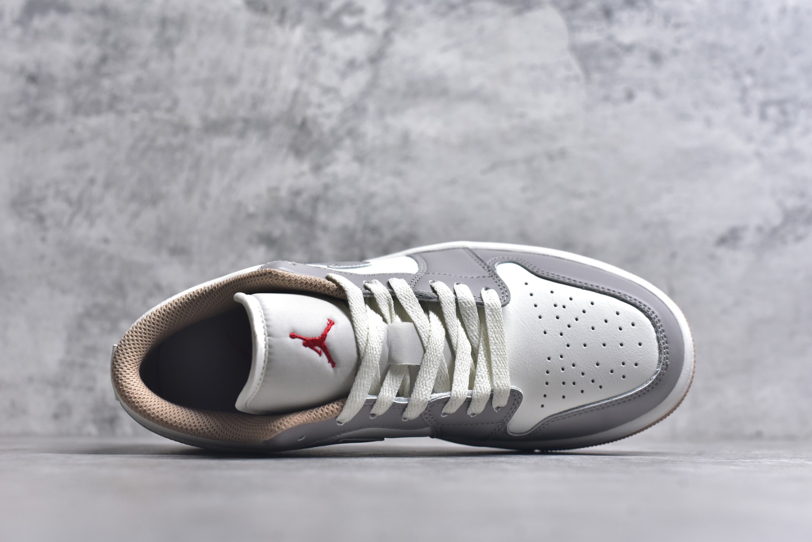 图片[4]-#Air Jordan AJ1 Low 低帮 米灰 553558-169 全新流水线出品 DT版本唯一平替选择 市场第二梯队最强版 全部原鞋开发 原楦原纸板开发 全鞋电脑针车 原厂内置全掌气垫 原盒内在原标 唯一Zp原版鞋带绑法 免检产品 全新2022版型 全头层皮料 完美零毛边处理 原厂配置全掌气垫 价格定位良心 几十个配色陆续出货 实拍调校N版已经零色差零失真 百分百还原实物色彩所见即所得 不存在货不对板色差等低级问题 选购参考实物拍摄 不混卖不参货 只用心做好货严格选品 承诺混一赔十 尺码：36 36.5 37.5 38 38.5 39 40 40.5 41 42 42.5 43 44 44.5 45-选品中心