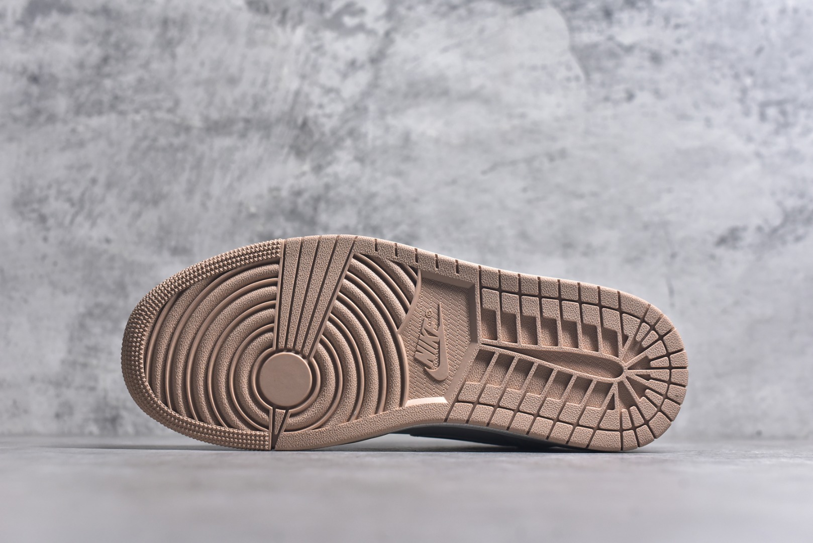 图片[6]-#Air Jordan AJ1 Low 低帮 米灰 553558-169 全新流水线出品 DT版本唯一平替选择 市场第二梯队最强版 全部原鞋开发 原楦原纸板开发 全鞋电脑针车 原厂内置全掌气垫 原盒内在原标 唯一Zp原版鞋带绑法 免检产品 全新2022版型 全头层皮料 完美零毛边处理 原厂配置全掌气垫 价格定位良心 几十个配色陆续出货 实拍调校N版已经零色差零失真 百分百还原实物色彩所见即所得 不存在货不对板色差等低级问题 选购参考实物拍摄 不混卖不参货 只用心做好货严格选品 承诺混一赔十 尺码：36 36.5 37.5 38 38.5 39 40 40.5 41 42 42.5 43 44 44.5 45-选品中心