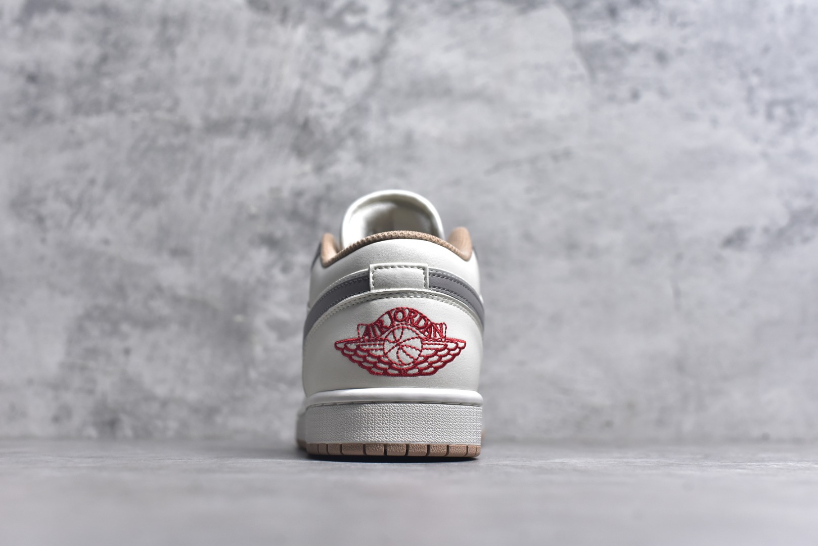 图片[5]-#Air Jordan AJ1 Low 低帮 米灰 553558-169 全新流水线出品 DT版本唯一平替选择 市场第二梯队最强版 全部原鞋开发 原楦原纸板开发 全鞋电脑针车 原厂内置全掌气垫 原盒内在原标 唯一Zp原版鞋带绑法 免检产品 全新2022版型 全头层皮料 完美零毛边处理 原厂配置全掌气垫 价格定位良心 几十个配色陆续出货 实拍调校N版已经零色差零失真 百分百还原实物色彩所见即所得 不存在货不对板色差等低级问题 选购参考实物拍摄 不混卖不参货 只用心做好货严格选品 承诺混一赔十 尺码：36 36.5 37.5 38 38.5 39 40 40.5 41 42 42.5 43 44 44.5 45-选品中心