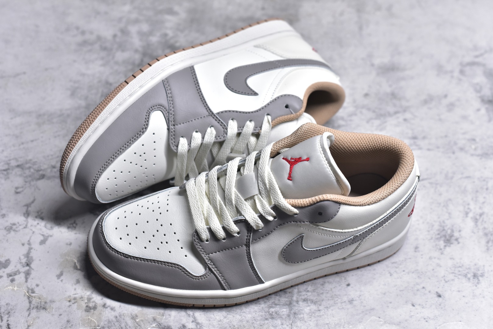 图片[7]-#Air Jordan AJ1 Low 低帮 米灰 553558-169 全新流水线出品 DT版本唯一平替选择 市场第二梯队最强版 全部原鞋开发 原楦原纸板开发 全鞋电脑针车 原厂内置全掌气垫 原盒内在原标 唯一Zp原版鞋带绑法 免检产品 全新2022版型 全头层皮料 完美零毛边处理 原厂配置全掌气垫 价格定位良心 几十个配色陆续出货 实拍调校N版已经零色差零失真 百分百还原实物色彩所见即所得 不存在货不对板色差等低级问题 选购参考实物拍摄 不混卖不参货 只用心做好货严格选品 承诺混一赔十 尺码：36 36.5 37.5 38 38.5 39 40 40.5 41 42 42.5 43 44 44.5 45-选品中心