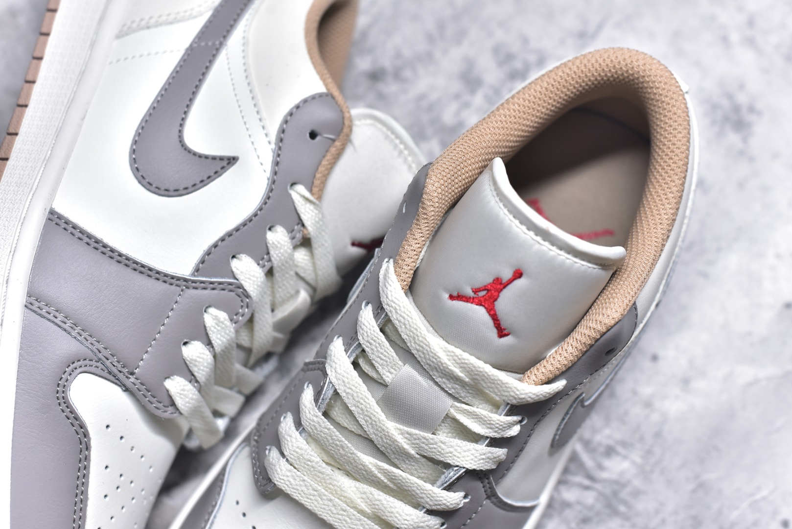 图片[9]-#Air Jordan AJ1 Low 低帮 米灰 553558-169 全新流水线出品 DT版本唯一平替选择 市场第二梯队最强版 全部原鞋开发 原楦原纸板开发 全鞋电脑针车 原厂内置全掌气垫 原盒内在原标 唯一Zp原版鞋带绑法 免检产品 全新2022版型 全头层皮料 完美零毛边处理 原厂配置全掌气垫 价格定位良心 几十个配色陆续出货 实拍调校N版已经零色差零失真 百分百还原实物色彩所见即所得 不存在货不对板色差等低级问题 选购参考实物拍摄 不混卖不参货 只用心做好货严格选品 承诺混一赔十 尺码：36 36.5 37.5 38 38.5 39 40 40.5 41 42 42.5 43 44 44.5 45-选品中心
