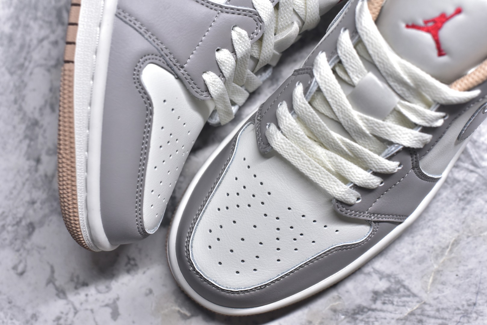 图片[8]-#Air Jordan AJ1 Low 低帮 米灰 553558-169 全新流水线出品 DT版本唯一平替选择 市场第二梯队最强版 全部原鞋开发 原楦原纸板开发 全鞋电脑针车 原厂内置全掌气垫 原盒内在原标 唯一Zp原版鞋带绑法 免检产品 全新2022版型 全头层皮料 完美零毛边处理 原厂配置全掌气垫 价格定位良心 几十个配色陆续出货 实拍调校N版已经零色差零失真 百分百还原实物色彩所见即所得 不存在货不对板色差等低级问题 选购参考实物拍摄 不混卖不参货 只用心做好货严格选品 承诺混一赔十 尺码：36 36.5 37.5 38 38.5 39 40 40.5 41 42 42.5 43 44 44.5 45-选品中心