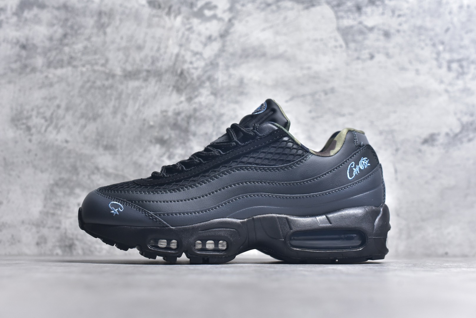 #Corteiz x NK Air Max 95 联名复古舒适气垫运动鞋 黑蓝 FB2709-002 经典重温 外单专供大厂出品 品质稳定 一百余色 终端操作 鞋款设计灵感源于人体构造 中底设计基于人体的脊柱构造 是整体设计的核心 尼龙孔眼代表了肋骨 而分层式面板和网眼象征着肌肉纤维和肉体组织 Air Max 95采用了两个独立的吹塑成型的Air-Sole单元 并首次在前掌使用可视化气垫设计 Swoosh logo夜当作一个 点符号放在了鞋子的后帮位置 20年的发展让 AIR MAX 95有了不同的故事 20年后再度面向世人的时候 焕然一新的面貌 让人有了另外一种清新脱俗的感觉 尺码：40 40.5 41 42 42.5 43 44 44.5 45 45.5 46-选品中心