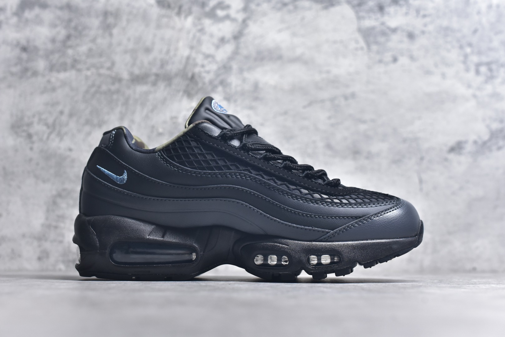 图片[3]-#Corteiz x NK Air Max 95 联名复古舒适气垫运动鞋 黑蓝 FB2709-002 经典重温 外单专供大厂出品 品质稳定 一百余色 终端操作 鞋款设计灵感源于人体构造 中底设计基于人体的脊柱构造 是整体设计的核心 尼龙孔眼代表了肋骨 而分层式面板和网眼象征着肌肉纤维和肉体组织 Air Max 95采用了两个独立的吹塑成型的Air-Sole单元 并首次在前掌使用可视化气垫设计 Swoosh logo夜当作一个 点符号放在了鞋子的后帮位置 20年的发展让 AIR MAX 95有了不同的故事 20年后再度面向世人的时候 焕然一新的面貌 让人有了另外一种清新脱俗的感觉 尺码：40 40.5 41 42 42.5 43 44 44.5 45 45.5 46-选品中心