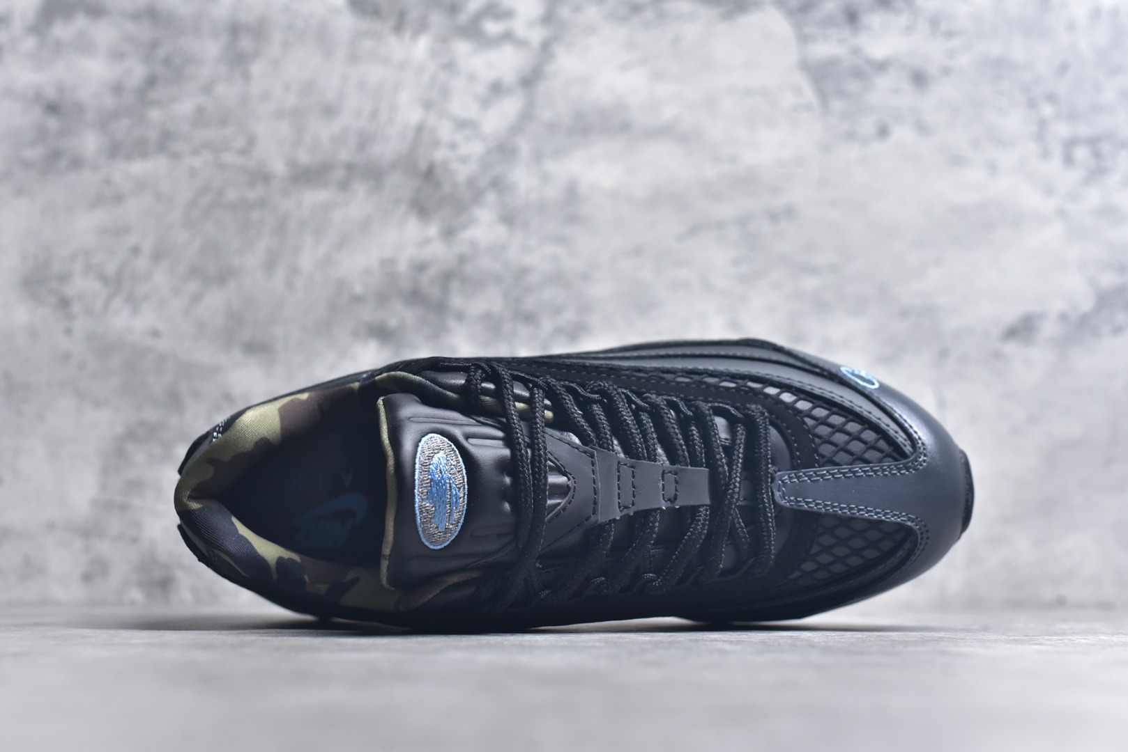图片[4]-#Corteiz x NK Air Max 95 联名复古舒适气垫运动鞋 黑蓝 FB2709-002 经典重温 外单专供大厂出品 品质稳定 一百余色 终端操作 鞋款设计灵感源于人体构造 中底设计基于人体的脊柱构造 是整体设计的核心 尼龙孔眼代表了肋骨 而分层式面板和网眼象征着肌肉纤维和肉体组织 Air Max 95采用了两个独立的吹塑成型的Air-Sole单元 并首次在前掌使用可视化气垫设计 Swoosh logo夜当作一个 点符号放在了鞋子的后帮位置 20年的发展让 AIR MAX 95有了不同的故事 20年后再度面向世人的时候 焕然一新的面貌 让人有了另外一种清新脱俗的感觉 尺码：40 40.5 41 42 42.5 43 44 44.5 45 45.5 46-选品中心