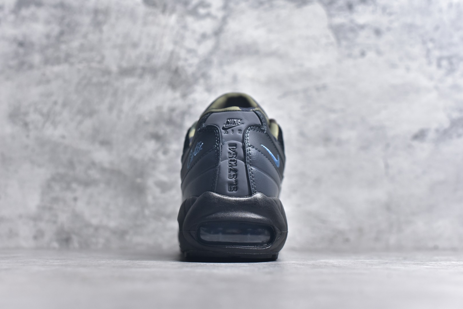 图片[5]-#Corteiz x NK Air Max 95 联名复古舒适气垫运动鞋 黑蓝 FB2709-002 经典重温 外单专供大厂出品 品质稳定 一百余色 终端操作 鞋款设计灵感源于人体构造 中底设计基于人体的脊柱构造 是整体设计的核心 尼龙孔眼代表了肋骨 而分层式面板和网眼象征着肌肉纤维和肉体组织 Air Max 95采用了两个独立的吹塑成型的Air-Sole单元 并首次在前掌使用可视化气垫设计 Swoosh logo夜当作一个 点符号放在了鞋子的后帮位置 20年的发展让 AIR MAX 95有了不同的故事 20年后再度面向世人的时候 焕然一新的面貌 让人有了另外一种清新脱俗的感觉 尺码：40 40.5 41 42 42.5 43 44 44.5 45 45.5 46-选品中心