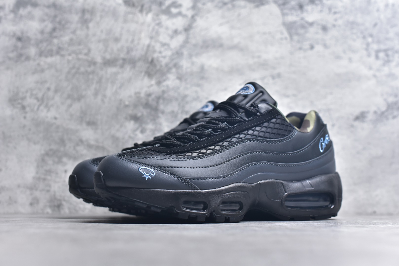 图片[2]-#Corteiz x NK Air Max 95 联名复古舒适气垫运动鞋 黑蓝 FB2709-002 经典重温 外单专供大厂出品 品质稳定 一百余色 终端操作 鞋款设计灵感源于人体构造 中底设计基于人体的脊柱构造 是整体设计的核心 尼龙孔眼代表了肋骨 而分层式面板和网眼象征着肌肉纤维和肉体组织 Air Max 95采用了两个独立的吹塑成型的Air-Sole单元 并首次在前掌使用可视化气垫设计 Swoosh logo夜当作一个 点符号放在了鞋子的后帮位置 20年的发展让 AIR MAX 95有了不同的故事 20年后再度面向世人的时候 焕然一新的面貌 让人有了另外一种清新脱俗的感觉 尺码：40 40.5 41 42 42.5 43 44 44.5 45 45.5 46-选品中心