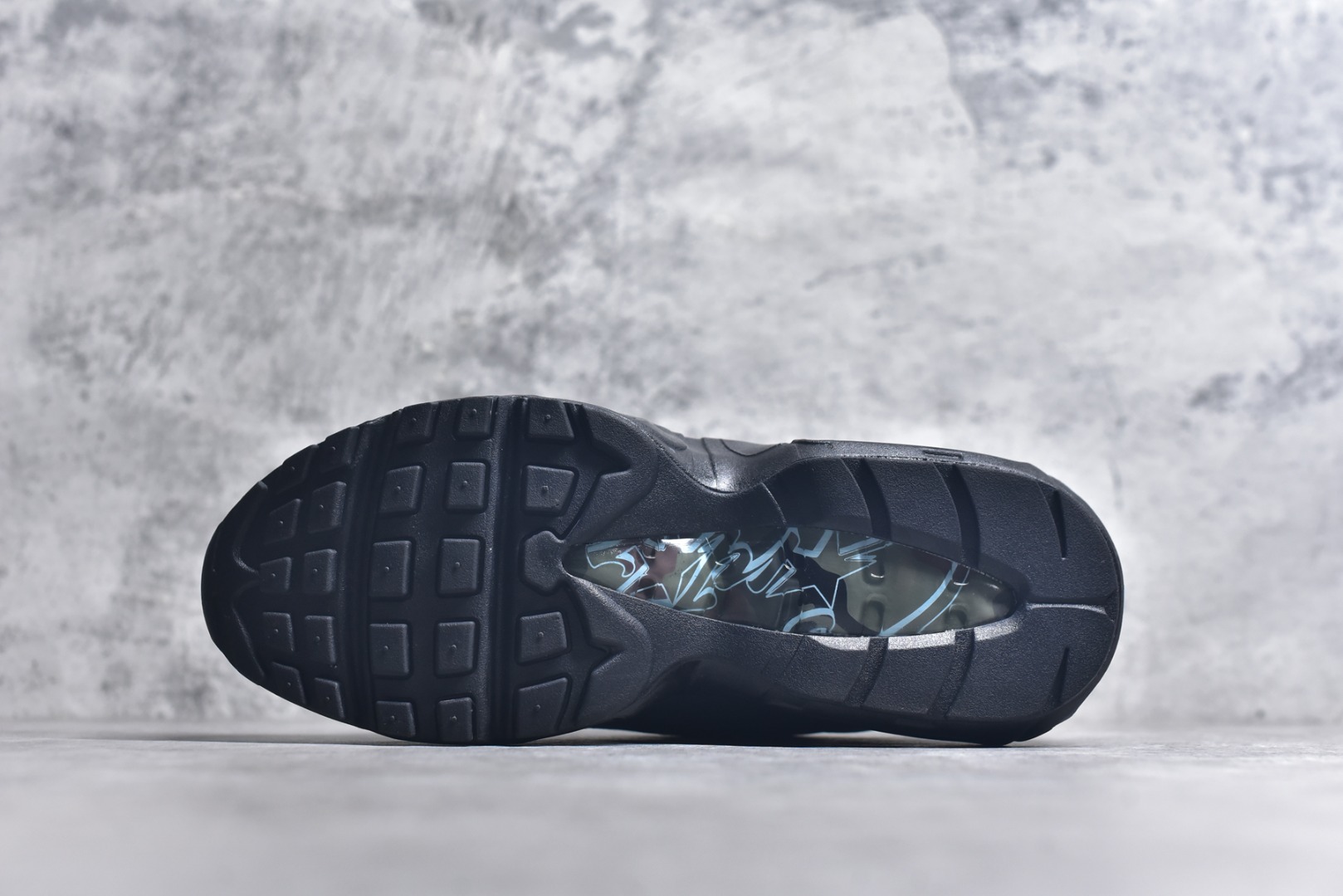 图片[6]-#Corteiz x NK Air Max 95 联名复古舒适气垫运动鞋 黑蓝 FB2709-002 经典重温 外单专供大厂出品 品质稳定 一百余色 终端操作 鞋款设计灵感源于人体构造 中底设计基于人体的脊柱构造 是整体设计的核心 尼龙孔眼代表了肋骨 而分层式面板和网眼象征着肌肉纤维和肉体组织 Air Max 95采用了两个独立的吹塑成型的Air-Sole单元 并首次在前掌使用可视化气垫设计 Swoosh logo夜当作一个 点符号放在了鞋子的后帮位置 20年的发展让 AIR MAX 95有了不同的故事 20年后再度面向世人的时候 焕然一新的面貌 让人有了另外一种清新脱俗的感觉 尺码：40 40.5 41 42 42.5 43 44 44.5 45 45.5 46-选品中心