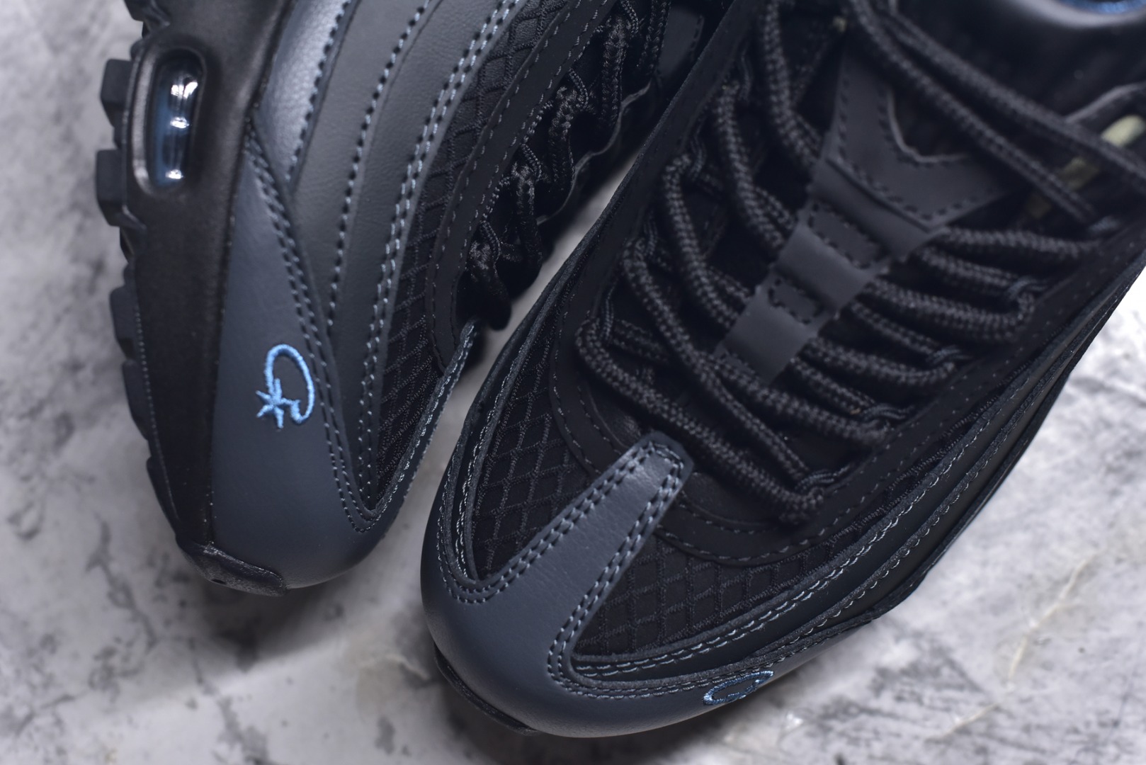 图片[8]-#Corteiz x NK Air Max 95 联名复古舒适气垫运动鞋 黑蓝 FB2709-002 经典重温 外单专供大厂出品 品质稳定 一百余色 终端操作 鞋款设计灵感源于人体构造 中底设计基于人体的脊柱构造 是整体设计的核心 尼龙孔眼代表了肋骨 而分层式面板和网眼象征着肌肉纤维和肉体组织 Air Max 95采用了两个独立的吹塑成型的Air-Sole单元 并首次在前掌使用可视化气垫设计 Swoosh logo夜当作一个 点符号放在了鞋子的后帮位置 20年的发展让 AIR MAX 95有了不同的故事 20年后再度面向世人的时候 焕然一新的面貌 让人有了另外一种清新脱俗的感觉 尺码：40 40.5 41 42 42.5 43 44 44.5 45 45.5 46-选品中心