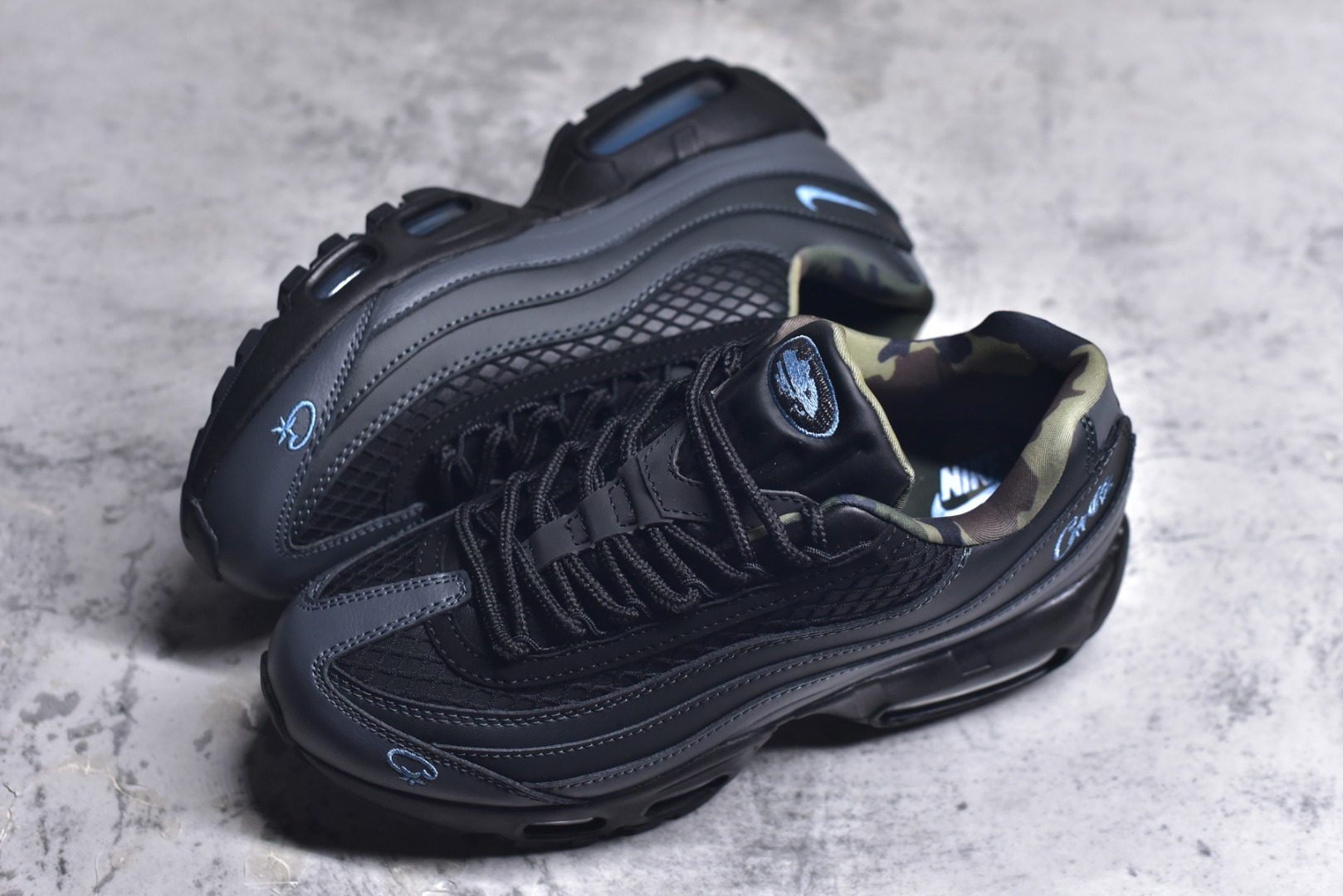 图片[7]-#Corteiz x NK Air Max 95 联名复古舒适气垫运动鞋 黑蓝 FB2709-002 经典重温 外单专供大厂出品 品质稳定 一百余色 终端操作 鞋款设计灵感源于人体构造 中底设计基于人体的脊柱构造 是整体设计的核心 尼龙孔眼代表了肋骨 而分层式面板和网眼象征着肌肉纤维和肉体组织 Air Max 95采用了两个独立的吹塑成型的Air-Sole单元 并首次在前掌使用可视化气垫设计 Swoosh logo夜当作一个 点符号放在了鞋子的后帮位置 20年的发展让 AIR MAX 95有了不同的故事 20年后再度面向世人的时候 焕然一新的面貌 让人有了另外一种清新脱俗的感觉 尺码：40 40.5 41 42 42.5 43 44 44.5 45 45.5 46-选品中心