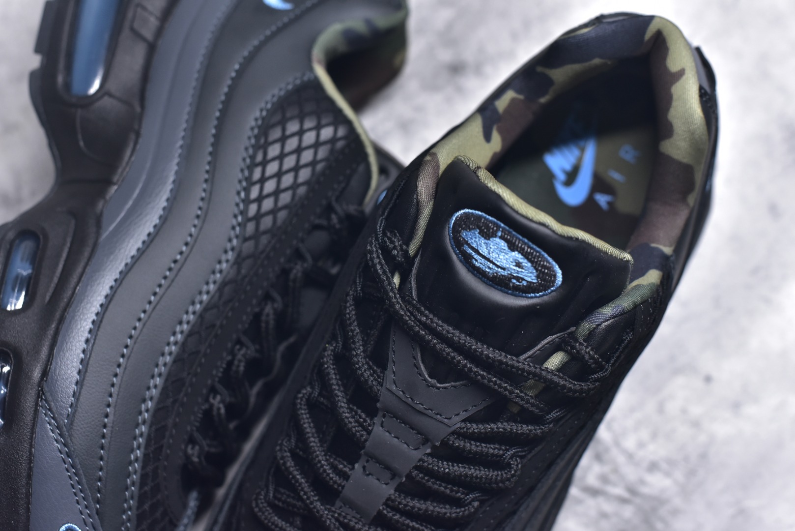 图片[9]-#Corteiz x NK Air Max 95 联名复古舒适气垫运动鞋 黑蓝 FB2709-002 经典重温 外单专供大厂出品 品质稳定 一百余色 终端操作 鞋款设计灵感源于人体构造 中底设计基于人体的脊柱构造 是整体设计的核心 尼龙孔眼代表了肋骨 而分层式面板和网眼象征着肌肉纤维和肉体组织 Air Max 95采用了两个独立的吹塑成型的Air-Sole单元 并首次在前掌使用可视化气垫设计 Swoosh logo夜当作一个 点符号放在了鞋子的后帮位置 20年的发展让 AIR MAX 95有了不同的故事 20年后再度面向世人的时候 焕然一新的面貌 让人有了另外一种清新脱俗的感觉 尺码：40 40.5 41 42 42.5 43 44 44.5 45 45.5 46-选品中心