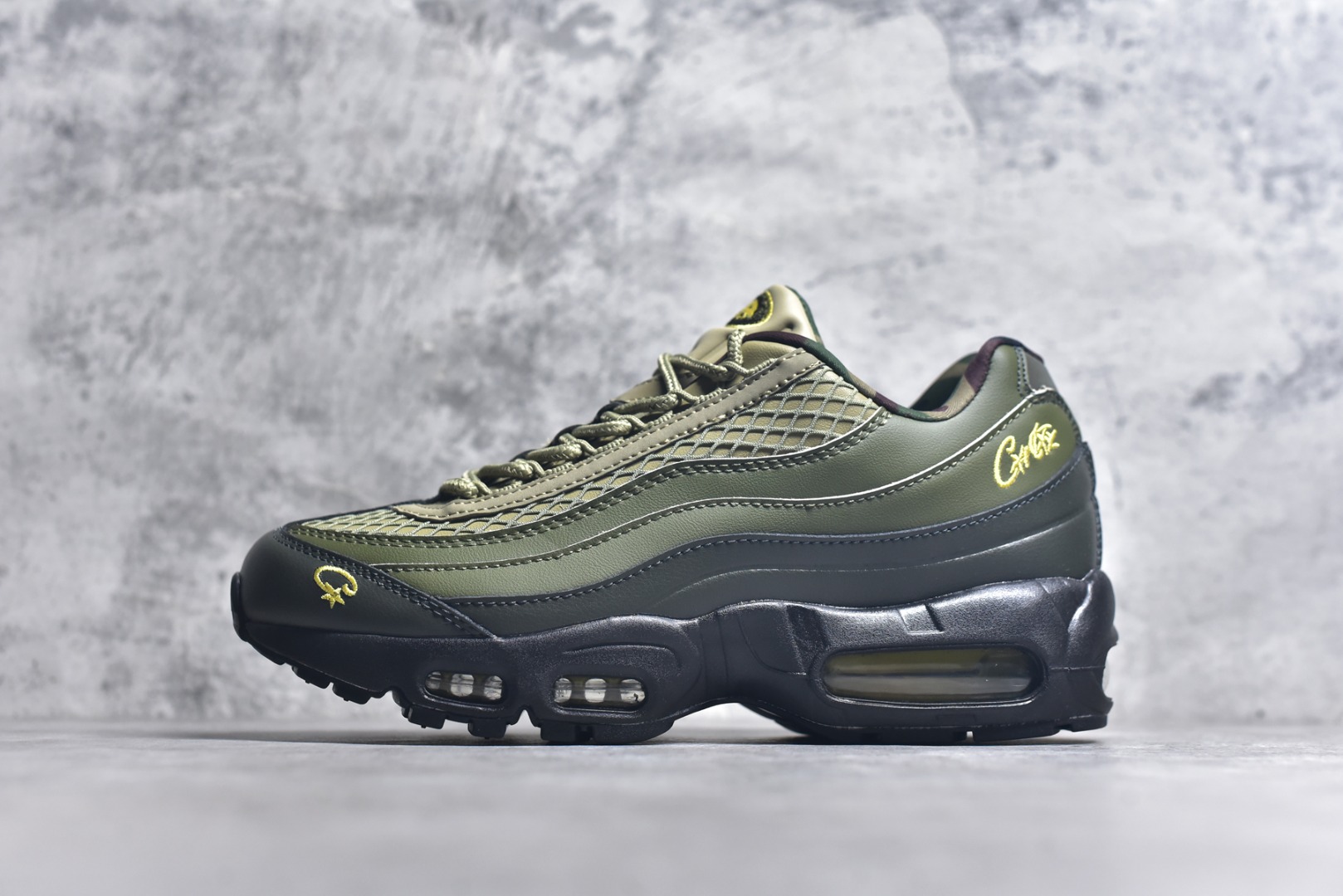 #Corteiz x NK Air Max 95 联名复古舒适气垫运动鞋 黑绿 FB2709-300 经典重温 外单专供大厂出品 品质稳定 一百余色 终端操作 鞋款设计灵感源于人体构造 中底设计基于人体的脊柱构造 是整体设计的核心 尼龙孔眼代表了肋骨 而分层式面板和网眼象征着肌肉纤维和肉体组织 Air Max 95采用了两个独立的吹塑成型的Air-Sole单元 并首次在前掌使用可视化气垫设计 Swoosh logo夜当作一个 点符号放在了鞋子的后帮位置 20年的发展让 AIR MAX 95有了不同的故事 20年后再度面向世人的时候 焕然一新的面貌 让人有了另外一种清新脱俗的感觉 尺码：40 40.5 41 42 42.5 43 44 44.5 45 45.5 46-选品中心