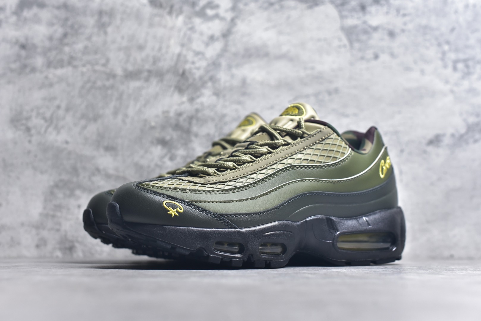 图片[2]-#Corteiz x NK Air Max 95 联名复古舒适气垫运动鞋 黑绿 FB2709-300 经典重温 外单专供大厂出品 品质稳定 一百余色 终端操作 鞋款设计灵感源于人体构造 中底设计基于人体的脊柱构造 是整体设计的核心 尼龙孔眼代表了肋骨 而分层式面板和网眼象征着肌肉纤维和肉体组织 Air Max 95采用了两个独立的吹塑成型的Air-Sole单元 并首次在前掌使用可视化气垫设计 Swoosh logo夜当作一个 点符号放在了鞋子的后帮位置 20年的发展让 AIR MAX 95有了不同的故事 20年后再度面向世人的时候 焕然一新的面貌 让人有了另外一种清新脱俗的感觉 尺码：40 40.5 41 42 42.5 43 44 44.5 45 45.5 46-选品中心