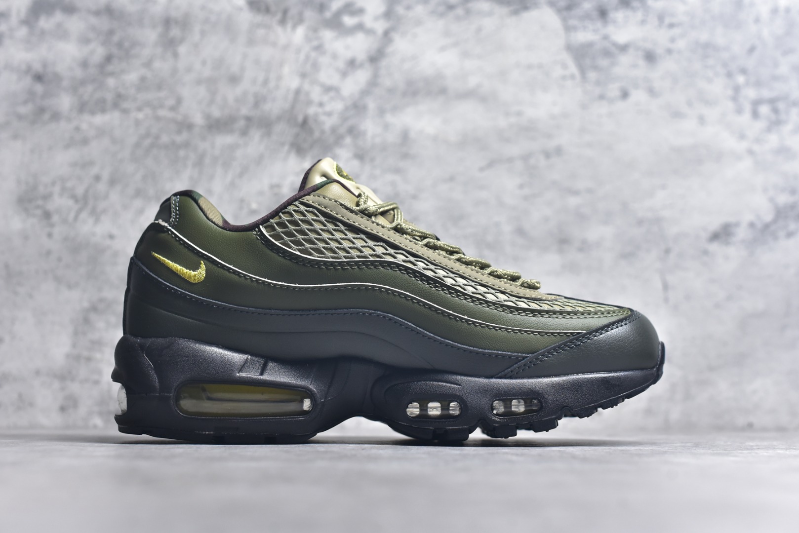图片[3]-#Corteiz x NK Air Max 95 联名复古舒适气垫运动鞋 黑绿 FB2709-300 经典重温 外单专供大厂出品 品质稳定 一百余色 终端操作 鞋款设计灵感源于人体构造 中底设计基于人体的脊柱构造 是整体设计的核心 尼龙孔眼代表了肋骨 而分层式面板和网眼象征着肌肉纤维和肉体组织 Air Max 95采用了两个独立的吹塑成型的Air-Sole单元 并首次在前掌使用可视化气垫设计 Swoosh logo夜当作一个 点符号放在了鞋子的后帮位置 20年的发展让 AIR MAX 95有了不同的故事 20年后再度面向世人的时候 焕然一新的面貌 让人有了另外一种清新脱俗的感觉 尺码：40 40.5 41 42 42.5 43 44 44.5 45 45.5 46-选品中心
