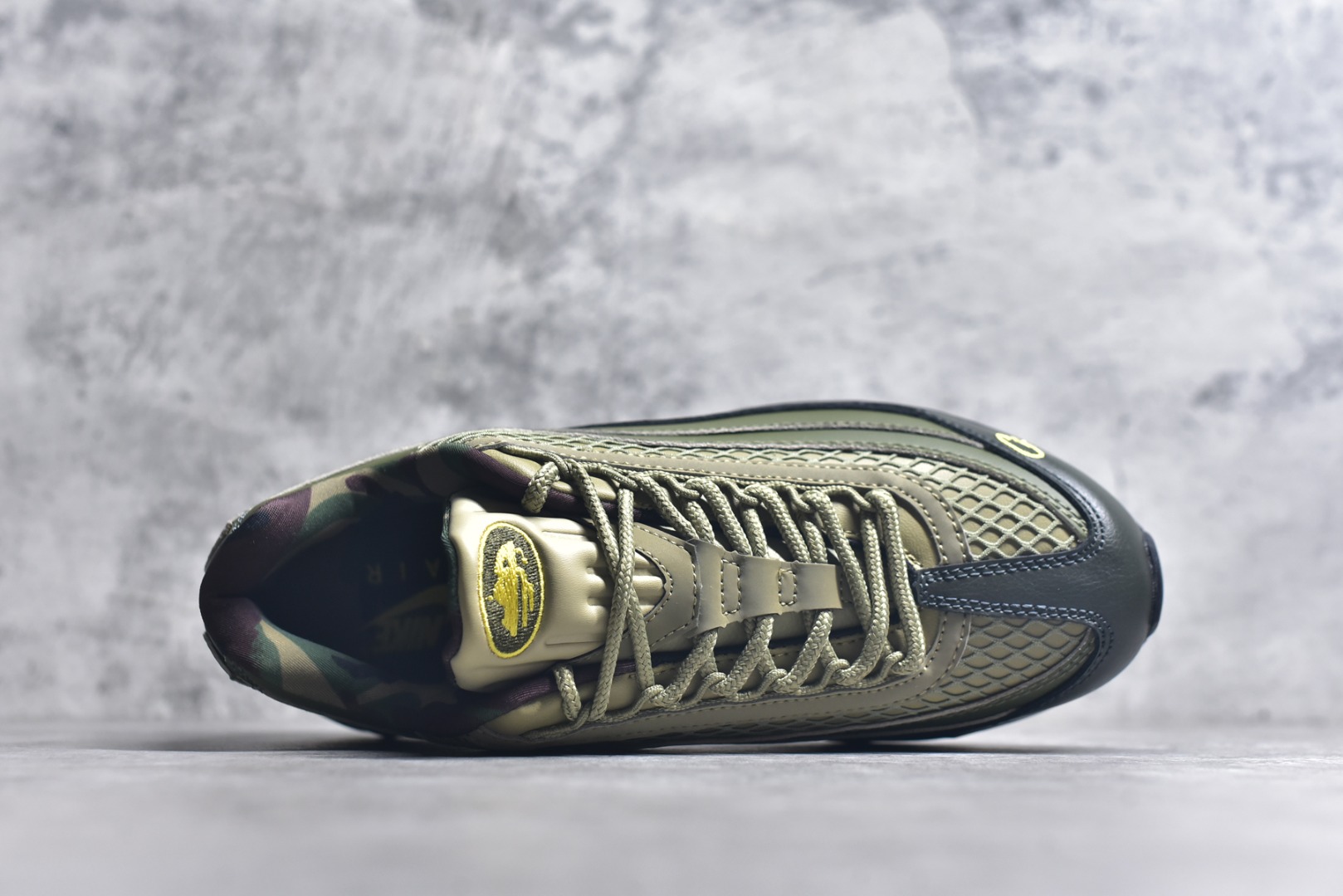 图片[4]-#Corteiz x NK Air Max 95 联名复古舒适气垫运动鞋 黑绿 FB2709-300 经典重温 外单专供大厂出品 品质稳定 一百余色 终端操作 鞋款设计灵感源于人体构造 中底设计基于人体的脊柱构造 是整体设计的核心 尼龙孔眼代表了肋骨 而分层式面板和网眼象征着肌肉纤维和肉体组织 Air Max 95采用了两个独立的吹塑成型的Air-Sole单元 并首次在前掌使用可视化气垫设计 Swoosh logo夜当作一个 点符号放在了鞋子的后帮位置 20年的发展让 AIR MAX 95有了不同的故事 20年后再度面向世人的时候 焕然一新的面貌 让人有了另外一种清新脱俗的感觉 尺码：40 40.5 41 42 42.5 43 44 44.5 45 45.5 46-选品中心