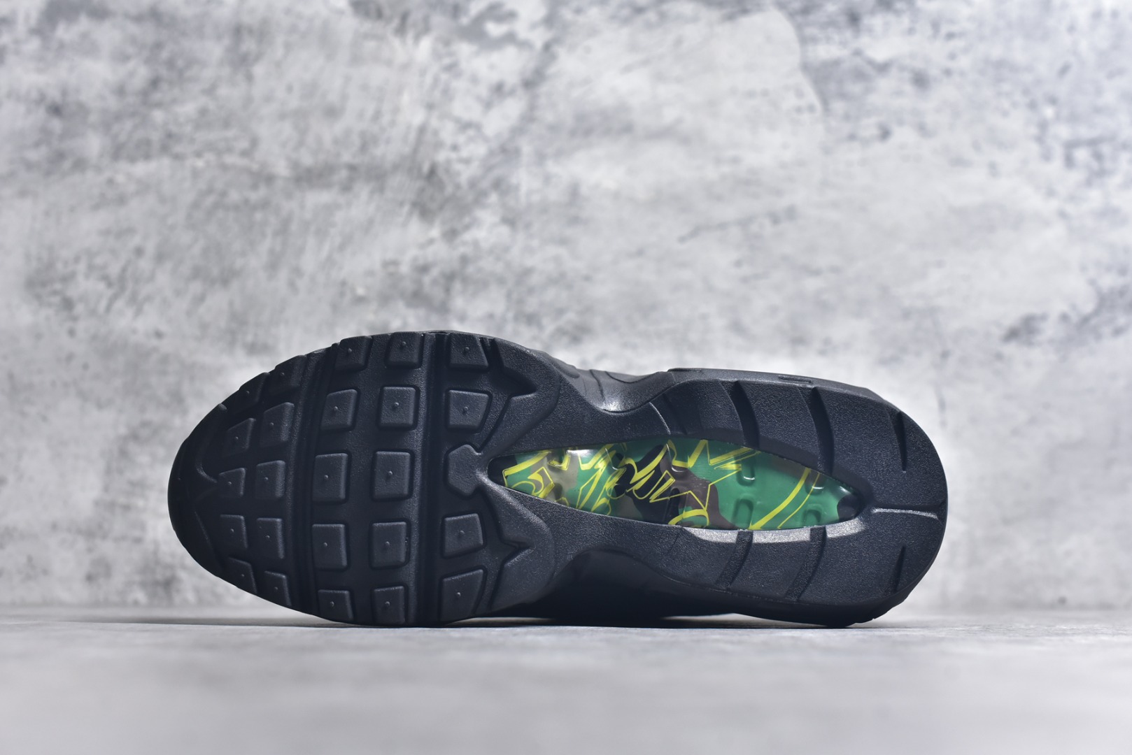 图片[6]-#Corteiz x NK Air Max 95 联名复古舒适气垫运动鞋 黑绿 FB2709-300 经典重温 外单专供大厂出品 品质稳定 一百余色 终端操作 鞋款设计灵感源于人体构造 中底设计基于人体的脊柱构造 是整体设计的核心 尼龙孔眼代表了肋骨 而分层式面板和网眼象征着肌肉纤维和肉体组织 Air Max 95采用了两个独立的吹塑成型的Air-Sole单元 并首次在前掌使用可视化气垫设计 Swoosh logo夜当作一个 点符号放在了鞋子的后帮位置 20年的发展让 AIR MAX 95有了不同的故事 20年后再度面向世人的时候 焕然一新的面貌 让人有了另外一种清新脱俗的感觉 尺码：40 40.5 41 42 42.5 43 44 44.5 45 45.5 46-选品中心