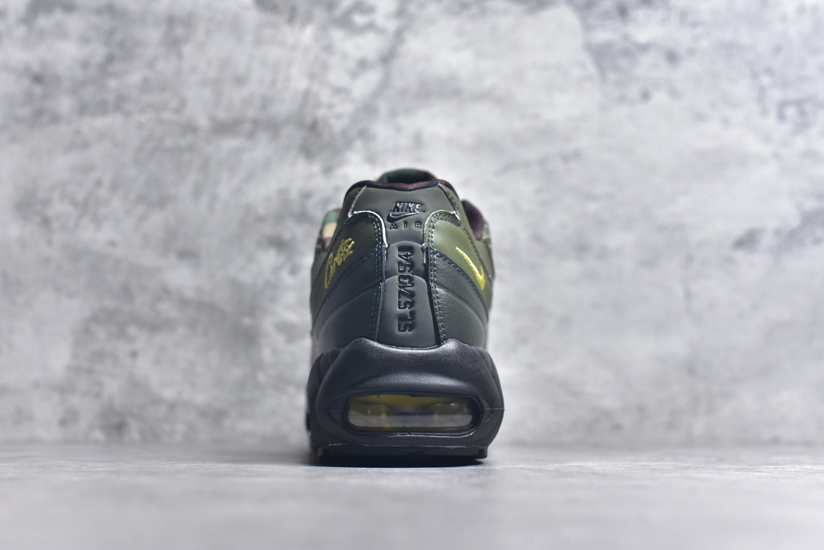 图片[5]-#Corteiz x NK Air Max 95 联名复古舒适气垫运动鞋 黑绿 FB2709-300 经典重温 外单专供大厂出品 品质稳定 一百余色 终端操作 鞋款设计灵感源于人体构造 中底设计基于人体的脊柱构造 是整体设计的核心 尼龙孔眼代表了肋骨 而分层式面板和网眼象征着肌肉纤维和肉体组织 Air Max 95采用了两个独立的吹塑成型的Air-Sole单元 并首次在前掌使用可视化气垫设计 Swoosh logo夜当作一个 点符号放在了鞋子的后帮位置 20年的发展让 AIR MAX 95有了不同的故事 20年后再度面向世人的时候 焕然一新的面貌 让人有了另外一种清新脱俗的感觉 尺码：40 40.5 41 42 42.5 43 44 44.5 45 45.5 46-选品中心