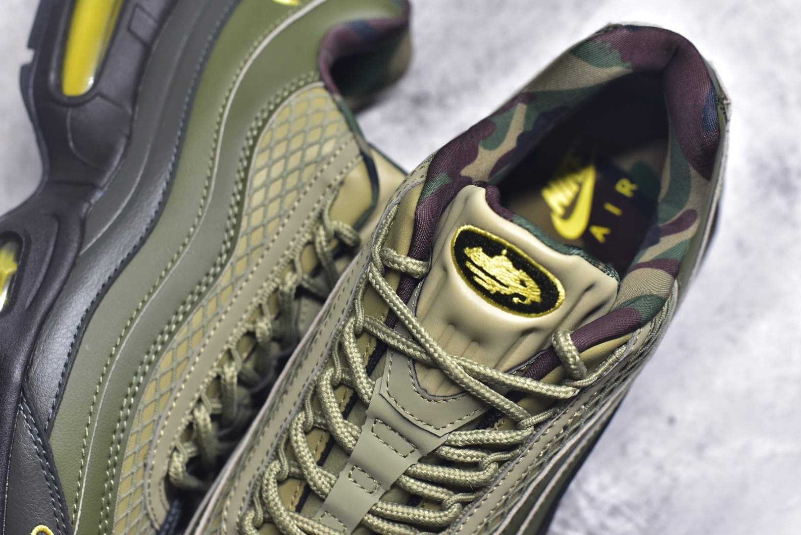 图片[9]-#Corteiz x NK Air Max 95 联名复古舒适气垫运动鞋 黑绿 FB2709-300 经典重温 外单专供大厂出品 品质稳定 一百余色 终端操作 鞋款设计灵感源于人体构造 中底设计基于人体的脊柱构造 是整体设计的核心 尼龙孔眼代表了肋骨 而分层式面板和网眼象征着肌肉纤维和肉体组织 Air Max 95采用了两个独立的吹塑成型的Air-Sole单元 并首次在前掌使用可视化气垫设计 Swoosh logo夜当作一个 点符号放在了鞋子的后帮位置 20年的发展让 AIR MAX 95有了不同的故事 20年后再度面向世人的时候 焕然一新的面貌 让人有了另外一种清新脱俗的感觉 尺码：40 40.5 41 42 42.5 43 44 44.5 45 45.5 46-选品中心