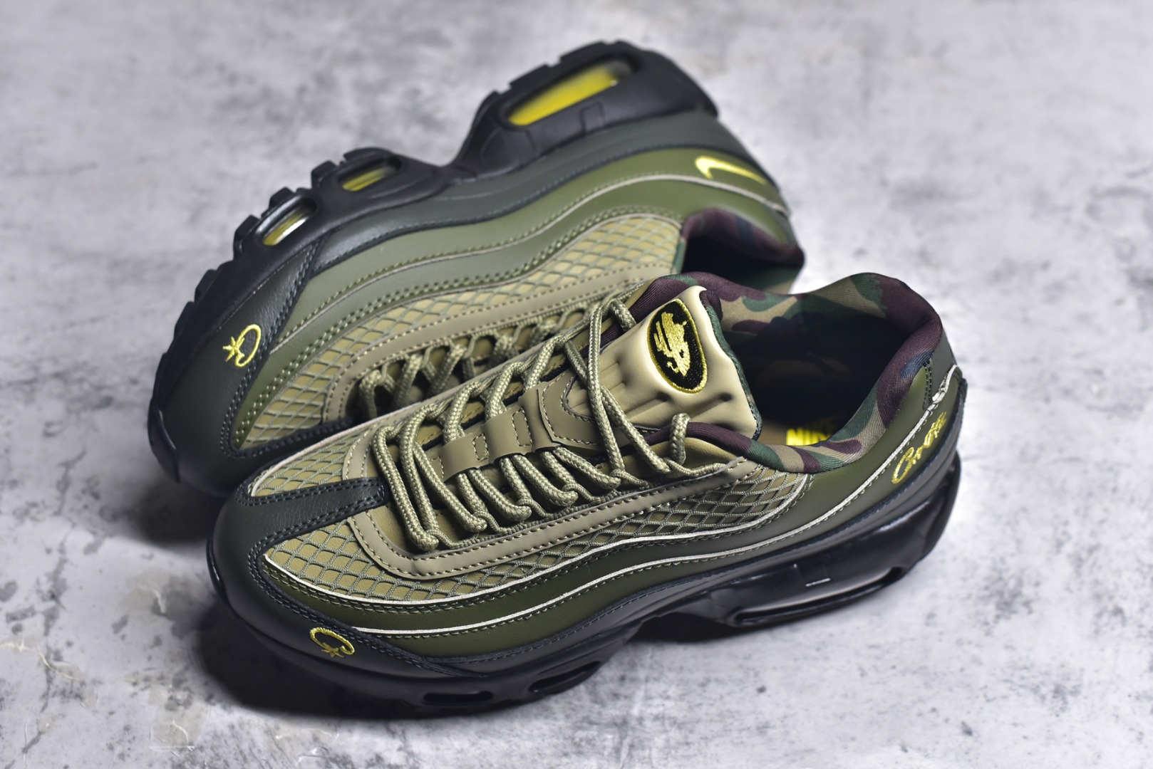 图片[7]-#Corteiz x NK Air Max 95 联名复古舒适气垫运动鞋 黑绿 FB2709-300 经典重温 外单专供大厂出品 品质稳定 一百余色 终端操作 鞋款设计灵感源于人体构造 中底设计基于人体的脊柱构造 是整体设计的核心 尼龙孔眼代表了肋骨 而分层式面板和网眼象征着肌肉纤维和肉体组织 Air Max 95采用了两个独立的吹塑成型的Air-Sole单元 并首次在前掌使用可视化气垫设计 Swoosh logo夜当作一个 点符号放在了鞋子的后帮位置 20年的发展让 AIR MAX 95有了不同的故事 20年后再度面向世人的时候 焕然一新的面貌 让人有了另外一种清新脱俗的感觉 尺码：40 40.5 41 42 42.5 43 44 44.5 45 45.5 46-选品中心