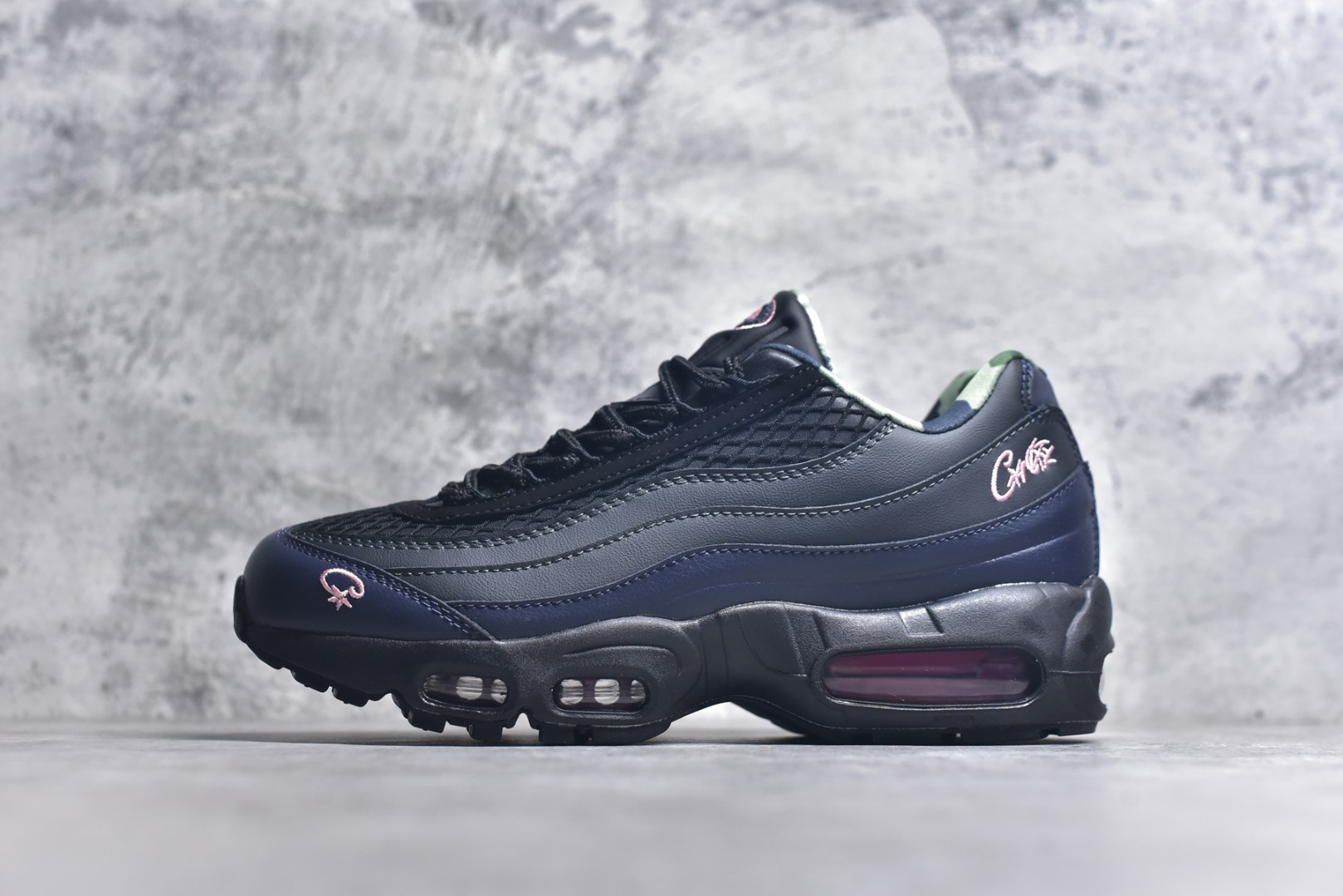 #Corteiz x NK Air Max 95 联名复古舒适气垫运动鞋 黑粉 FB2709-001 经典重温 外单专供大厂出品 品质稳定 一百余色 终端操作 鞋款设计灵感源于人体构造 中底设计基于人体的脊柱构造 是整体设计的核心 尼龙孔眼代表了肋骨 而分层式面板和网眼象征着肌肉纤维和肉体组织 Air Max 95采用了两个独立的吹塑成型的Air-Sole单元 并首次在前掌使用可视化气垫设计 Swoosh logo夜当作一个 点符号放在了鞋子的后帮位置 20年的发展让 AIR MAX 95有了不同的故事 20年后再度面向世人的时候 焕然一新的面貌 让人有了另外一种清新脱俗的感觉 尺码：40 40.5 41 42 42.5 43 44 44.5 45 45.5 46-选品中心
