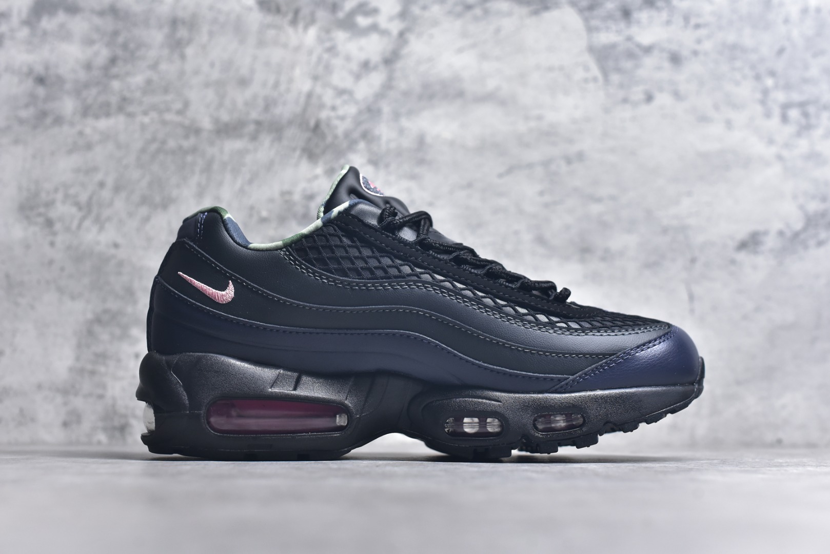 图片[3]-#Corteiz x NK Air Max 95 联名复古舒适气垫运动鞋 黑粉 FB2709-001 经典重温 外单专供大厂出品 品质稳定 一百余色 终端操作 鞋款设计灵感源于人体构造 中底设计基于人体的脊柱构造 是整体设计的核心 尼龙孔眼代表了肋骨 而分层式面板和网眼象征着肌肉纤维和肉体组织 Air Max 95采用了两个独立的吹塑成型的Air-Sole单元 并首次在前掌使用可视化气垫设计 Swoosh logo夜当作一个 点符号放在了鞋子的后帮位置 20年的发展让 AIR MAX 95有了不同的故事 20年后再度面向世人的时候 焕然一新的面貌 让人有了另外一种清新脱俗的感觉 尺码：40 40.5 41 42 42.5 43 44 44.5 45 45.5 46-选品中心
