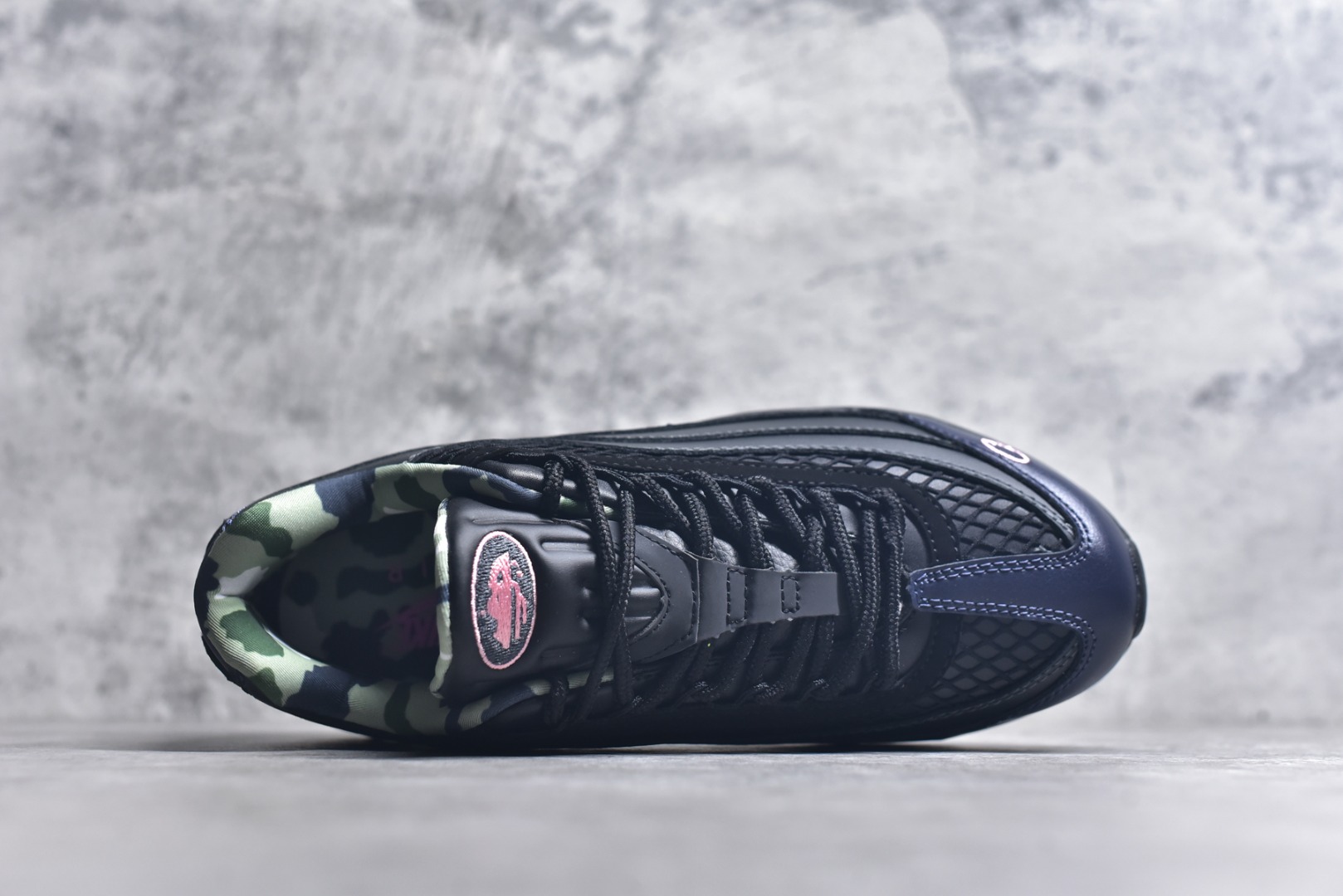 图片[4]-#Corteiz x NK Air Max 95 联名复古舒适气垫运动鞋 黑粉 FB2709-001 经典重温 外单专供大厂出品 品质稳定 一百余色 终端操作 鞋款设计灵感源于人体构造 中底设计基于人体的脊柱构造 是整体设计的核心 尼龙孔眼代表了肋骨 而分层式面板和网眼象征着肌肉纤维和肉体组织 Air Max 95采用了两个独立的吹塑成型的Air-Sole单元 并首次在前掌使用可视化气垫设计 Swoosh logo夜当作一个 点符号放在了鞋子的后帮位置 20年的发展让 AIR MAX 95有了不同的故事 20年后再度面向世人的时候 焕然一新的面貌 让人有了另外一种清新脱俗的感觉 尺码：40 40.5 41 42 42.5 43 44 44.5 45 45.5 46-选品中心
