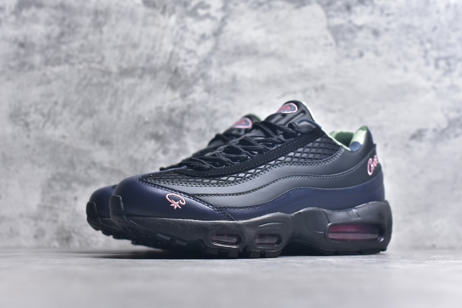 图片[2]-#Corteiz x NK Air Max 95 联名复古舒适气垫运动鞋 黑粉 FB2709-001 经典重温 外单专供大厂出品 品质稳定 一百余色 终端操作 鞋款设计灵感源于人体构造 中底设计基于人体的脊柱构造 是整体设计的核心 尼龙孔眼代表了肋骨 而分层式面板和网眼象征着肌肉纤维和肉体组织 Air Max 95采用了两个独立的吹塑成型的Air-Sole单元 并首次在前掌使用可视化气垫设计 Swoosh logo夜当作一个 点符号放在了鞋子的后帮位置 20年的发展让 AIR MAX 95有了不同的故事 20年后再度面向世人的时候 焕然一新的面貌 让人有了另外一种清新脱俗的感觉 尺码：40 40.5 41 42 42.5 43 44 44.5 45 45.5 46-选品中心