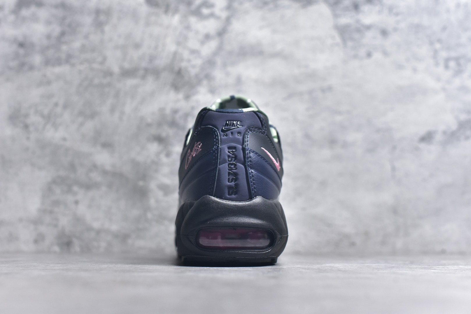 图片[5]-#Corteiz x NK Air Max 95 联名复古舒适气垫运动鞋 黑粉 FB2709-001 经典重温 外单专供大厂出品 品质稳定 一百余色 终端操作 鞋款设计灵感源于人体构造 中底设计基于人体的脊柱构造 是整体设计的核心 尼龙孔眼代表了肋骨 而分层式面板和网眼象征着肌肉纤维和肉体组织 Air Max 95采用了两个独立的吹塑成型的Air-Sole单元 并首次在前掌使用可视化气垫设计 Swoosh logo夜当作一个 点符号放在了鞋子的后帮位置 20年的发展让 AIR MAX 95有了不同的故事 20年后再度面向世人的时候 焕然一新的面貌 让人有了另外一种清新脱俗的感觉 尺码：40 40.5 41 42 42.5 43 44 44.5 45 45.5 46-选品中心