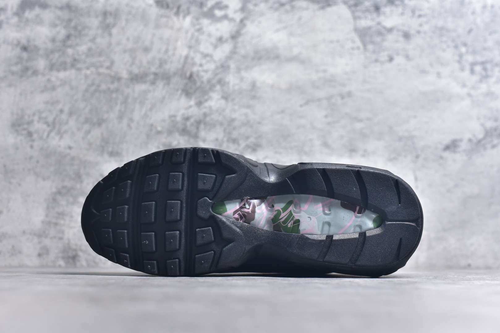 图片[6]-#Corteiz x NK Air Max 95 联名复古舒适气垫运动鞋 黑粉 FB2709-001 经典重温 外单专供大厂出品 品质稳定 一百余色 终端操作 鞋款设计灵感源于人体构造 中底设计基于人体的脊柱构造 是整体设计的核心 尼龙孔眼代表了肋骨 而分层式面板和网眼象征着肌肉纤维和肉体组织 Air Max 95采用了两个独立的吹塑成型的Air-Sole单元 并首次在前掌使用可视化气垫设计 Swoosh logo夜当作一个 点符号放在了鞋子的后帮位置 20年的发展让 AIR MAX 95有了不同的故事 20年后再度面向世人的时候 焕然一新的面貌 让人有了另外一种清新脱俗的感觉 尺码：40 40.5 41 42 42.5 43 44 44.5 45 45.5 46-选品中心