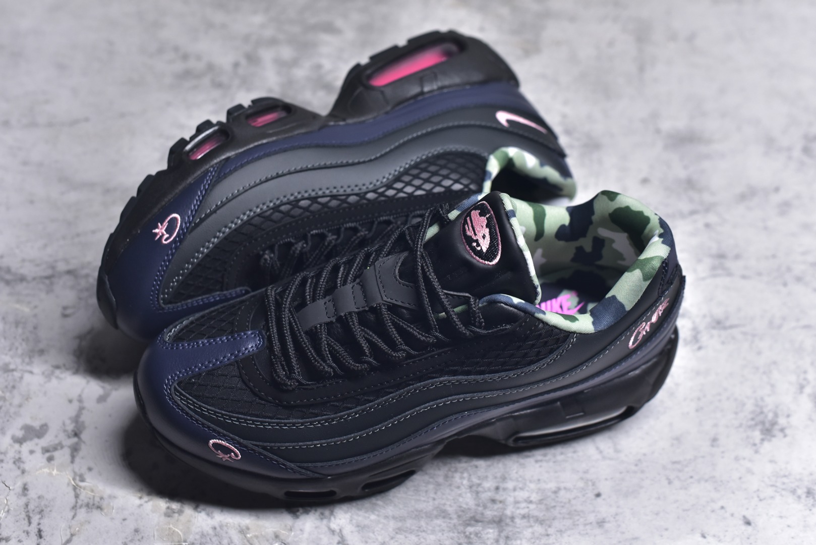 图片[7]-#Corteiz x NK Air Max 95 联名复古舒适气垫运动鞋 黑粉 FB2709-001 经典重温 外单专供大厂出品 品质稳定 一百余色 终端操作 鞋款设计灵感源于人体构造 中底设计基于人体的脊柱构造 是整体设计的核心 尼龙孔眼代表了肋骨 而分层式面板和网眼象征着肌肉纤维和肉体组织 Air Max 95采用了两个独立的吹塑成型的Air-Sole单元 并首次在前掌使用可视化气垫设计 Swoosh logo夜当作一个 点符号放在了鞋子的后帮位置 20年的发展让 AIR MAX 95有了不同的故事 20年后再度面向世人的时候 焕然一新的面貌 让人有了另外一种清新脱俗的感觉 尺码：40 40.5 41 42 42.5 43 44 44.5 45 45.5 46-选品中心