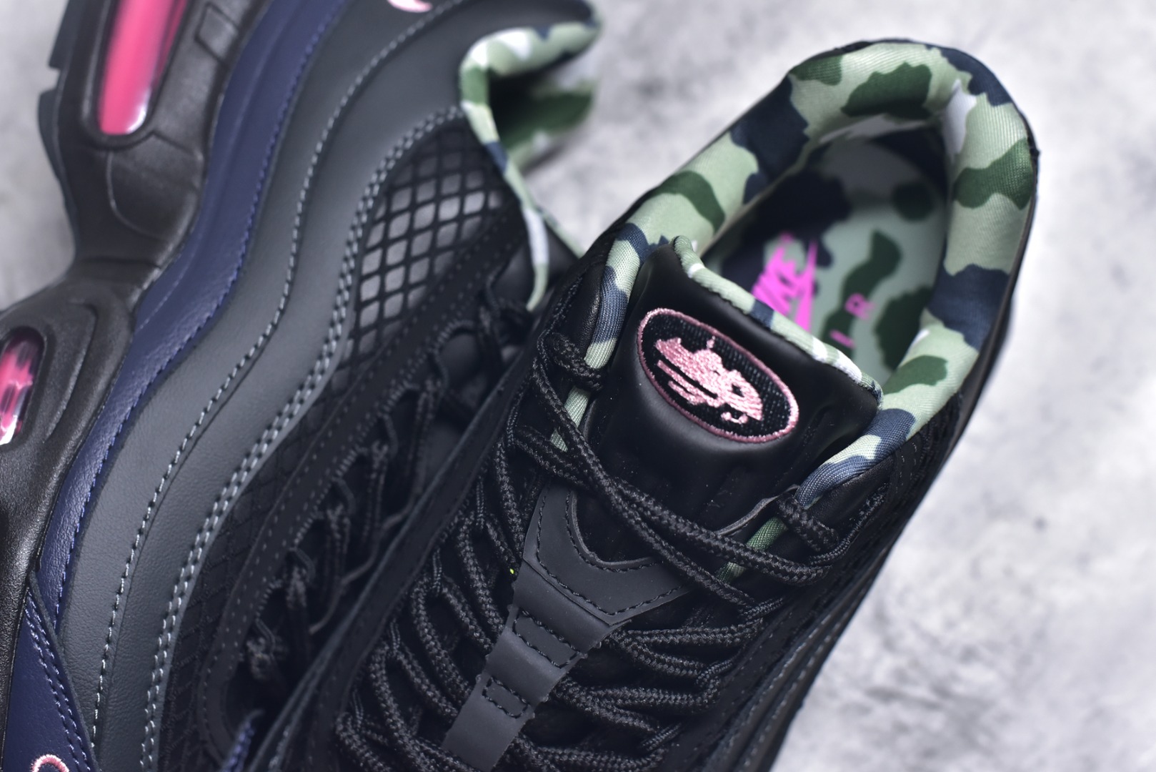 图片[9]-#Corteiz x NK Air Max 95 联名复古舒适气垫运动鞋 黑粉 FB2709-001 经典重温 外单专供大厂出品 品质稳定 一百余色 终端操作 鞋款设计灵感源于人体构造 中底设计基于人体的脊柱构造 是整体设计的核心 尼龙孔眼代表了肋骨 而分层式面板和网眼象征着肌肉纤维和肉体组织 Air Max 95采用了两个独立的吹塑成型的Air-Sole单元 并首次在前掌使用可视化气垫设计 Swoosh logo夜当作一个 点符号放在了鞋子的后帮位置 20年的发展让 AIR MAX 95有了不同的故事 20年后再度面向世人的时候 焕然一新的面貌 让人有了另外一种清新脱俗的感觉 尺码：40 40.5 41 42 42.5 43 44 44.5 45 45.5 46-选品中心