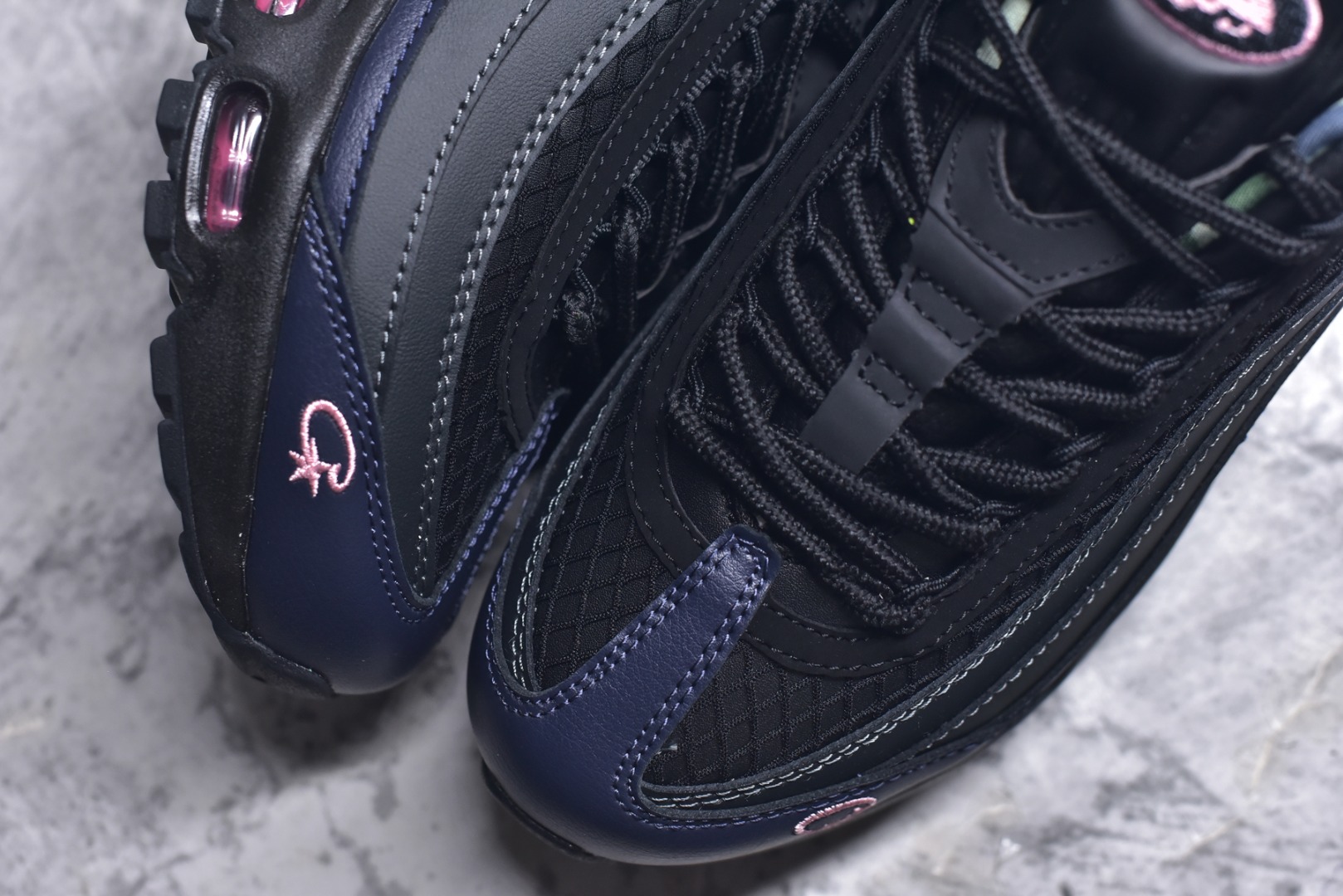 图片[8]-#Corteiz x NK Air Max 95 联名复古舒适气垫运动鞋 黑粉 FB2709-001 经典重温 外单专供大厂出品 品质稳定 一百余色 终端操作 鞋款设计灵感源于人体构造 中底设计基于人体的脊柱构造 是整体设计的核心 尼龙孔眼代表了肋骨 而分层式面板和网眼象征着肌肉纤维和肉体组织 Air Max 95采用了两个独立的吹塑成型的Air-Sole单元 并首次在前掌使用可视化气垫设计 Swoosh logo夜当作一个 点符号放在了鞋子的后帮位置 20年的发展让 AIR MAX 95有了不同的故事 20年后再度面向世人的时候 焕然一新的面貌 让人有了另外一种清新脱俗的感觉 尺码：40 40.5 41 42 42.5 43 44 44.5 45 45.5 46-选品中心