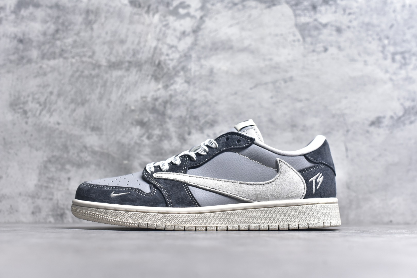 #Nike Air Jordan 1 Low 定制配色 定制AJ联名-高端定制 低帮复古文化板鞋 #定制鞋盒 大厂纯原品质出货 超高清洁度 皮料切割干净无任何毛边 细节完美 货号：CF3688 055 尺码：36 36.5 37.5 38 38.5 39 40 40.5 41 42 42.5 43 44 44.5 45-选品中心