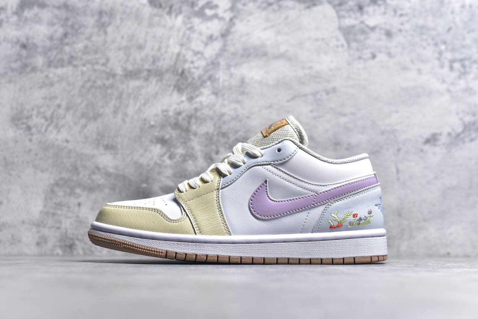 #Air Jordan AJ1 Low 低帮 仲夏之梦 IB8861-151 全新流水线出品 DT版本唯一平替选择 市场第二梯队最强版 全部原鞋开发 原楦原纸板开发 全鞋电脑针车 原厂内置全掌气垫 原盒内在原标 唯一Zp原版鞋带绑法 免检产品 全新2022版型 全头层皮料 完美零毛边处理 原厂配置全掌气垫 价格定位良心 几十个配色陆续出货 实拍调校N版已经零色差零失真 百分百还原实物色彩所见即所得 不存在货不对板色差等低级问题 选购参考实物拍摄 不混卖不参货 只用心做好货严格选品 承诺混一赔十 尺码：36-40-选品中心