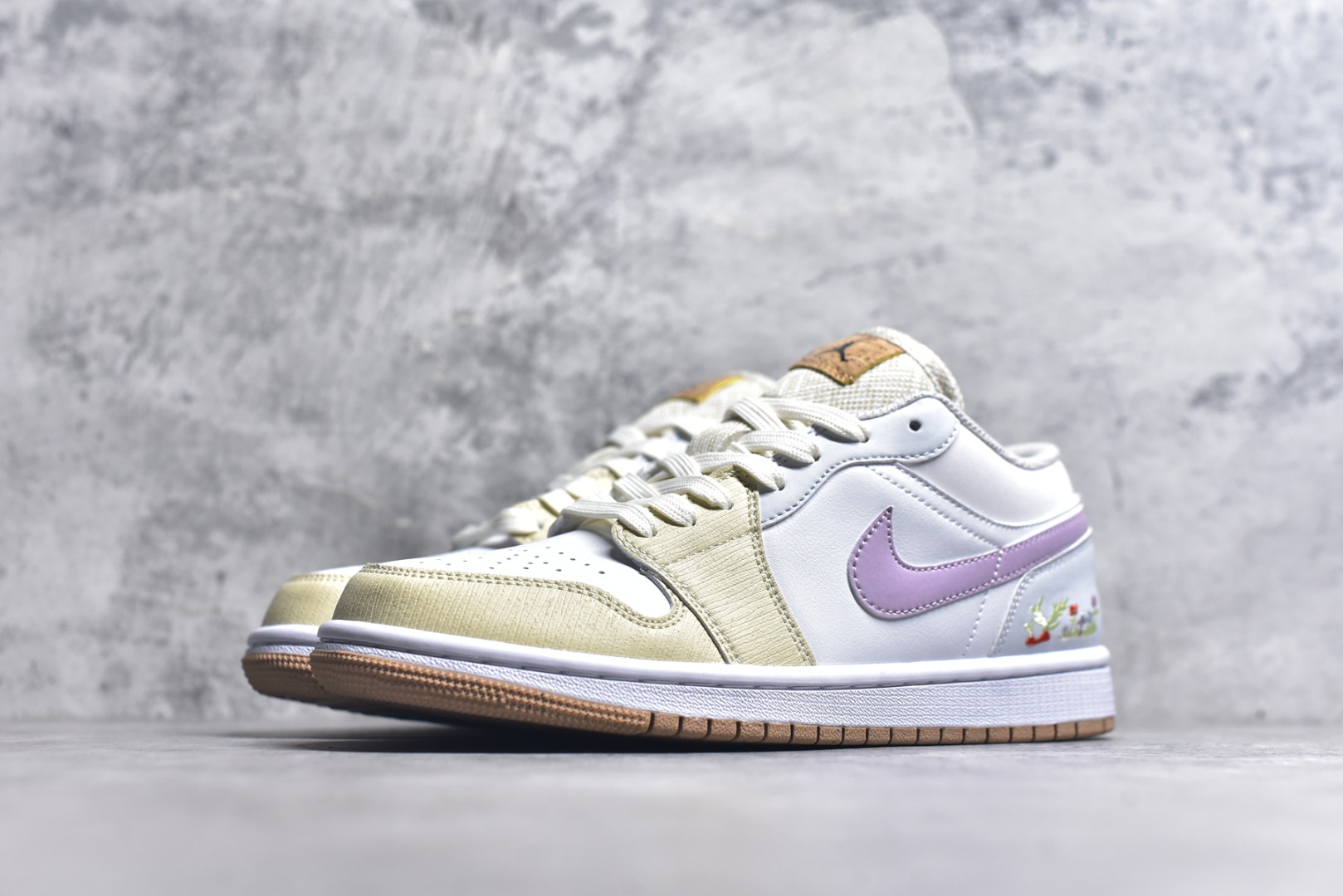 图片[2]-#Air Jordan AJ1 Low 低帮 仲夏之梦 IB8861-151 全新流水线出品 DT版本唯一平替选择 市场第二梯队最强版 全部原鞋开发 原楦原纸板开发 全鞋电脑针车 原厂内置全掌气垫 原盒内在原标 唯一Zp原版鞋带绑法 免检产品 全新2022版型 全头层皮料 完美零毛边处理 原厂配置全掌气垫 价格定位良心 几十个配色陆续出货 实拍调校N版已经零色差零失真 百分百还原实物色彩所见即所得 不存在货不对板色差等低级问题 选购参考实物拍摄 不混卖不参货 只用心做好货严格选品 承诺混一赔十 尺码：36-40-选品中心