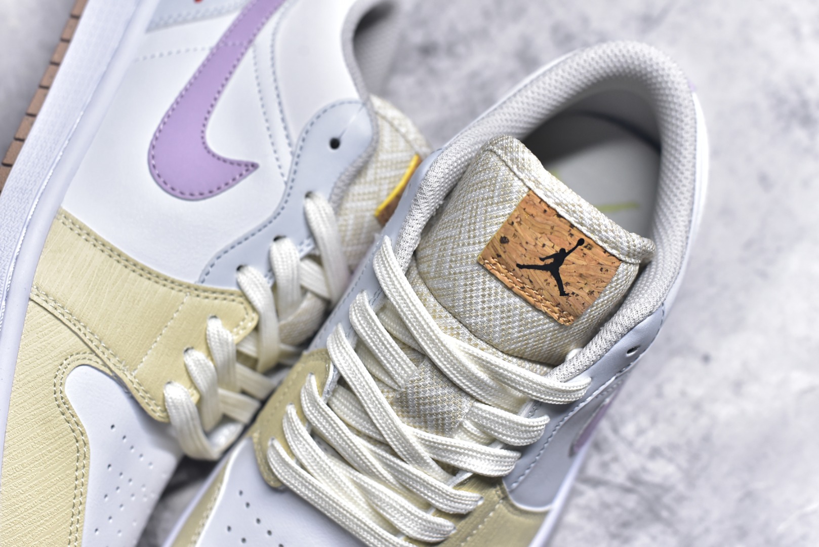 图片[9]-#Air Jordan AJ1 Low 低帮 仲夏之梦 IB8861-151 全新流水线出品 DT版本唯一平替选择 市场第二梯队最强版 全部原鞋开发 原楦原纸板开发 全鞋电脑针车 原厂内置全掌气垫 原盒内在原标 唯一Zp原版鞋带绑法 免检产品 全新2022版型 全头层皮料 完美零毛边处理 原厂配置全掌气垫 价格定位良心 几十个配色陆续出货 实拍调校N版已经零色差零失真 百分百还原实物色彩所见即所得 不存在货不对板色差等低级问题 选购参考实物拍摄 不混卖不参货 只用心做好货严格选品 承诺混一赔十 尺码：36-40-选品中心