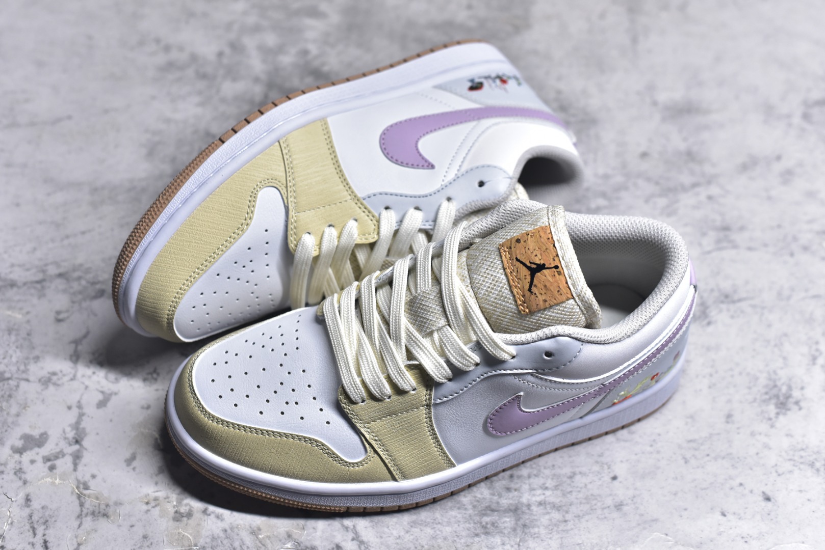 图片[7]-#Air Jordan AJ1 Low 低帮 仲夏之梦 IB8861-151 全新流水线出品 DT版本唯一平替选择 市场第二梯队最强版 全部原鞋开发 原楦原纸板开发 全鞋电脑针车 原厂内置全掌气垫 原盒内在原标 唯一Zp原版鞋带绑法 免检产品 全新2022版型 全头层皮料 完美零毛边处理 原厂配置全掌气垫 价格定位良心 几十个配色陆续出货 实拍调校N版已经零色差零失真 百分百还原实物色彩所见即所得 不存在货不对板色差等低级问题 选购参考实物拍摄 不混卖不参货 只用心做好货严格选品 承诺混一赔十 尺码：36-40-选品中心